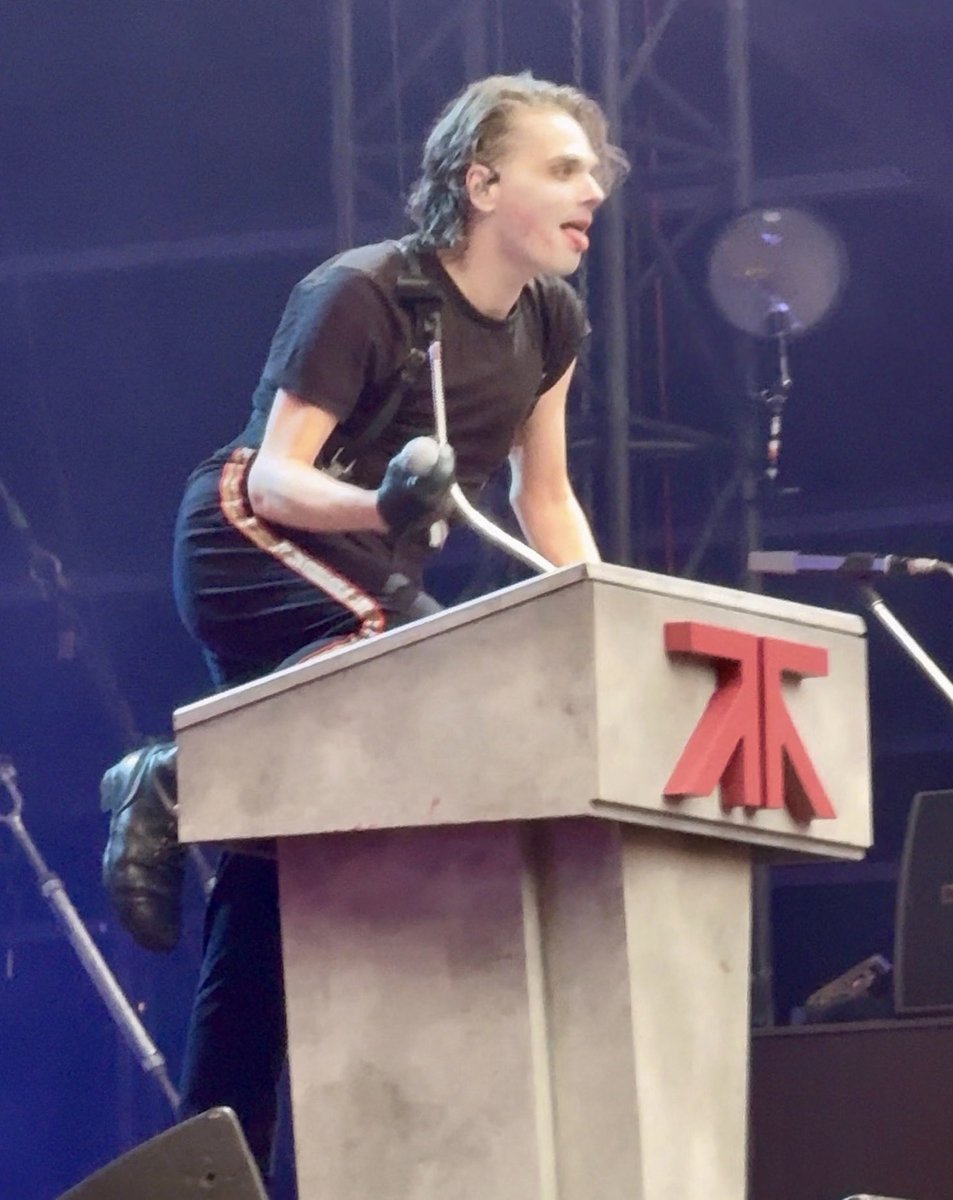 gorebugs's tweet photo. knee up on the podium, back arched, and tongue out. WHATEVERRR?(!?&amp; from xmckvrx on tumblr https://t.co/GunSfTNXsn