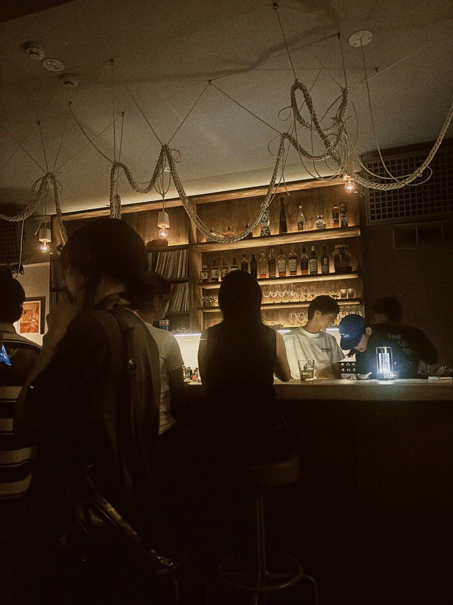 why_p_'s tweet photo. ハウスのLPディグったり、近所のカフェバーのイベント→コンパクトレコードバーに足を運んだ夜🌉 口コミにあったような客層の悪さはなく、選曲良くてたのしかった！ https://t.co/xQEHWfG3OE