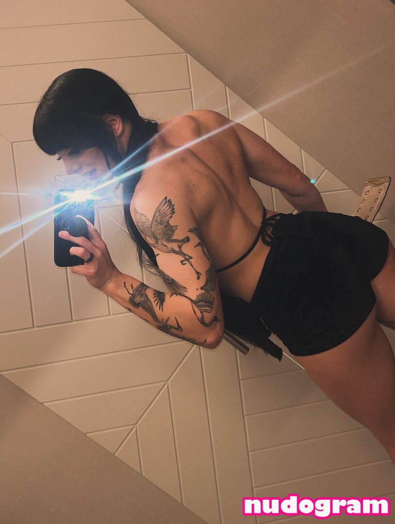 TheLonelyQuartz's tweet photo. @THllCCTHlGHSS Tatum grabs her waist eagerly https://t.co/nQ1yjXkjHJ