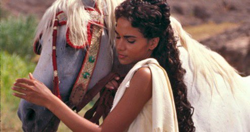 BelleDeSoulaan's tweet photo. Halle berry in solomon &amp; sheba 1995 https://t.co/pSrUsjMEW9