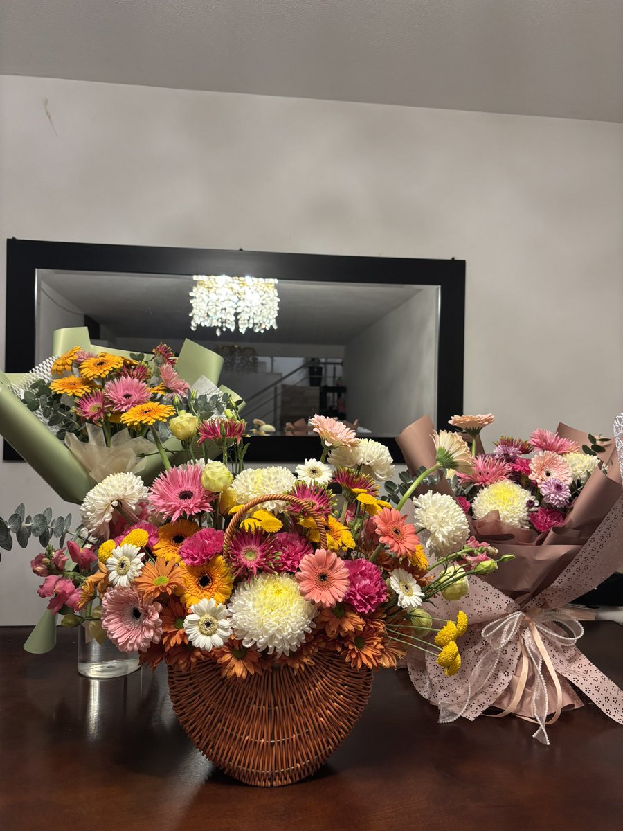 Jonnydavid98's tweet photo. 7 meses ya con la floristería se pasa rápido el tiempo, ya hice 3 bodas, un evento y próximamente un curso floral, estoy colaborando con marcas, tengo invitaciones para conocer fincas, y actualmente está pagando mis estudios de medicina 🥹❤️‍🩹 gracias Diosito https://t.co/Eloe05Hx8C