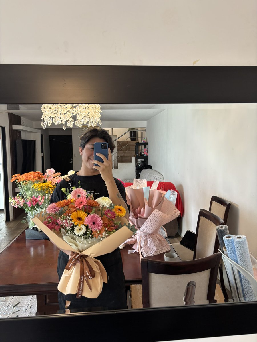 Jonnydavid98's tweet photo. 7 meses ya con la floristería se pasa rápido el tiempo, ya hice 3 bodas, un evento y próximamente un curso floral, estoy colaborando con marcas, tengo invitaciones para conocer fincas, y actualmente está pagando mis estudios de medicina 🥹❤️‍🩹 gracias Diosito https://t.co/Eloe05Hx8C