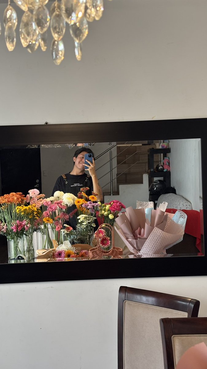 Jonnydavid98's tweet photo. 7 meses ya con la floristería se pasa rápido el tiempo, ya hice 3 bodas, un evento y próximamente un curso floral, estoy colaborando con marcas, tengo invitaciones para conocer fincas, y actualmente está pagando mis estudios de medicina 🥹❤️‍🩹 gracias Diosito https://t.co/Eloe05Hx8C