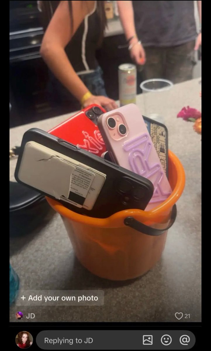TyposMs's tweet photo. The north remembers the college girls that come here crime bullied after telling their side of the story when nic requested for girls and confiscated their devices. 
And y'all bullied the poor girl to delete the video and go private. Nic been a predator together with his friends https://t.co/tIEEHNnuZW
