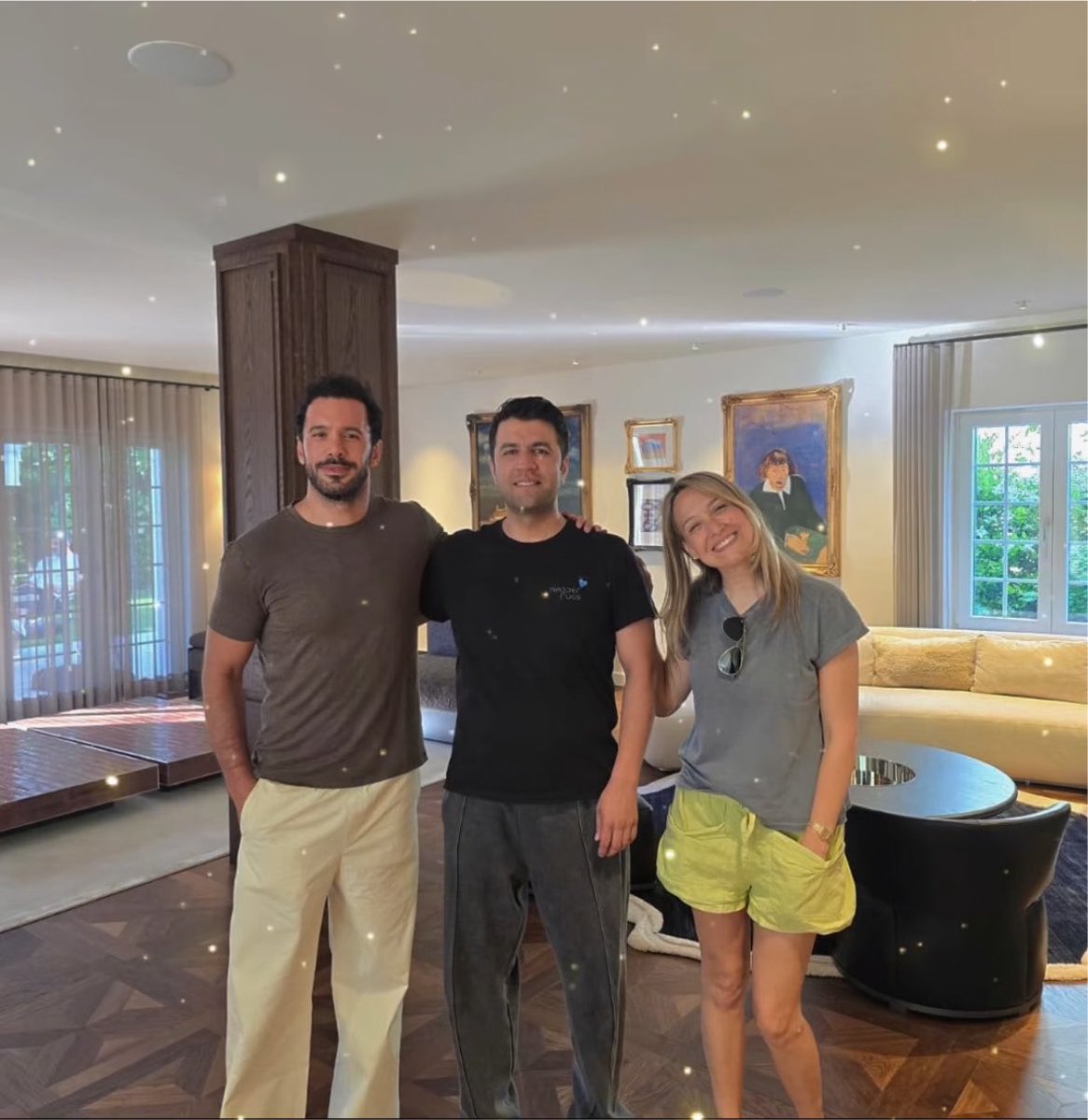 BarisArducWorld's tweet photo. NEW 📸 / old

Barış Arduç ve eşi Gupse Özay 
#BarışArduç https://t.co/Gr16oO2V3f