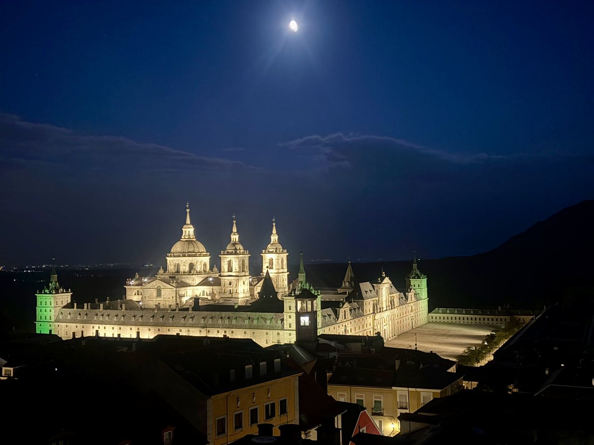 JaviSantamarta's tweet photo. Desde el Real Sitio del Escorial os seguimos teniendo en mente a aquellos que seguís sufriendo por estos devastadores incendios que asolan España.

Un fuerte abrazo para todos. 🫂 https://t.co/LeDz0MZMVz