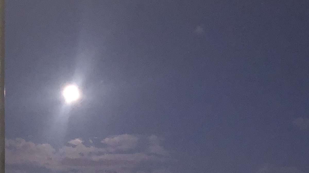 AlwaysBlue_0707's tweet photo. La luna, 
el silencio de la noche, 
de tu paz interior 

Florezca cada día,pero no marchites por nadie
Brilla  desde dentro https://t.co/nva8GNCumc