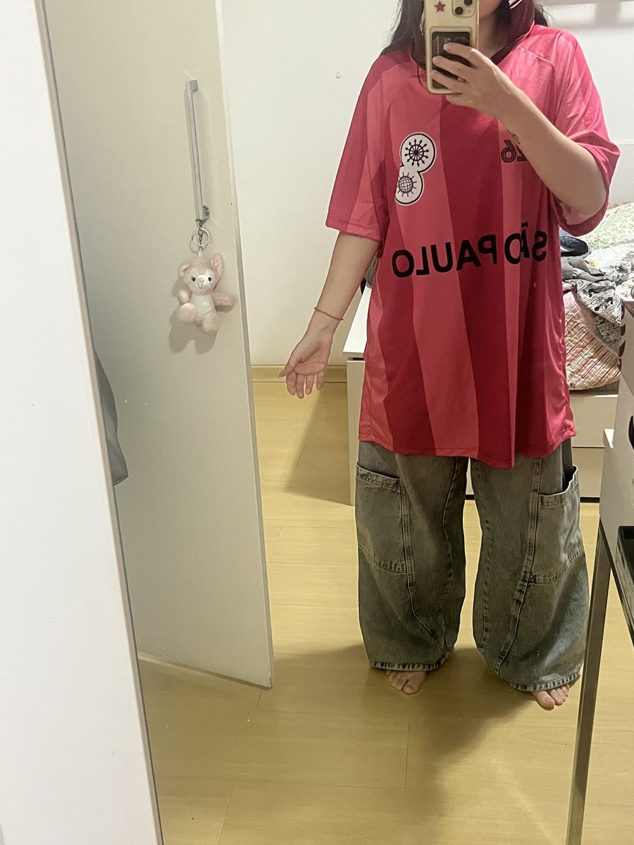 helpztommo's tweet photo. só fui provar agora a blusa “tamanho P” que comprei do camelô no show do harry e cabem duas de mim nela https://t.co/vymo5P3KL0