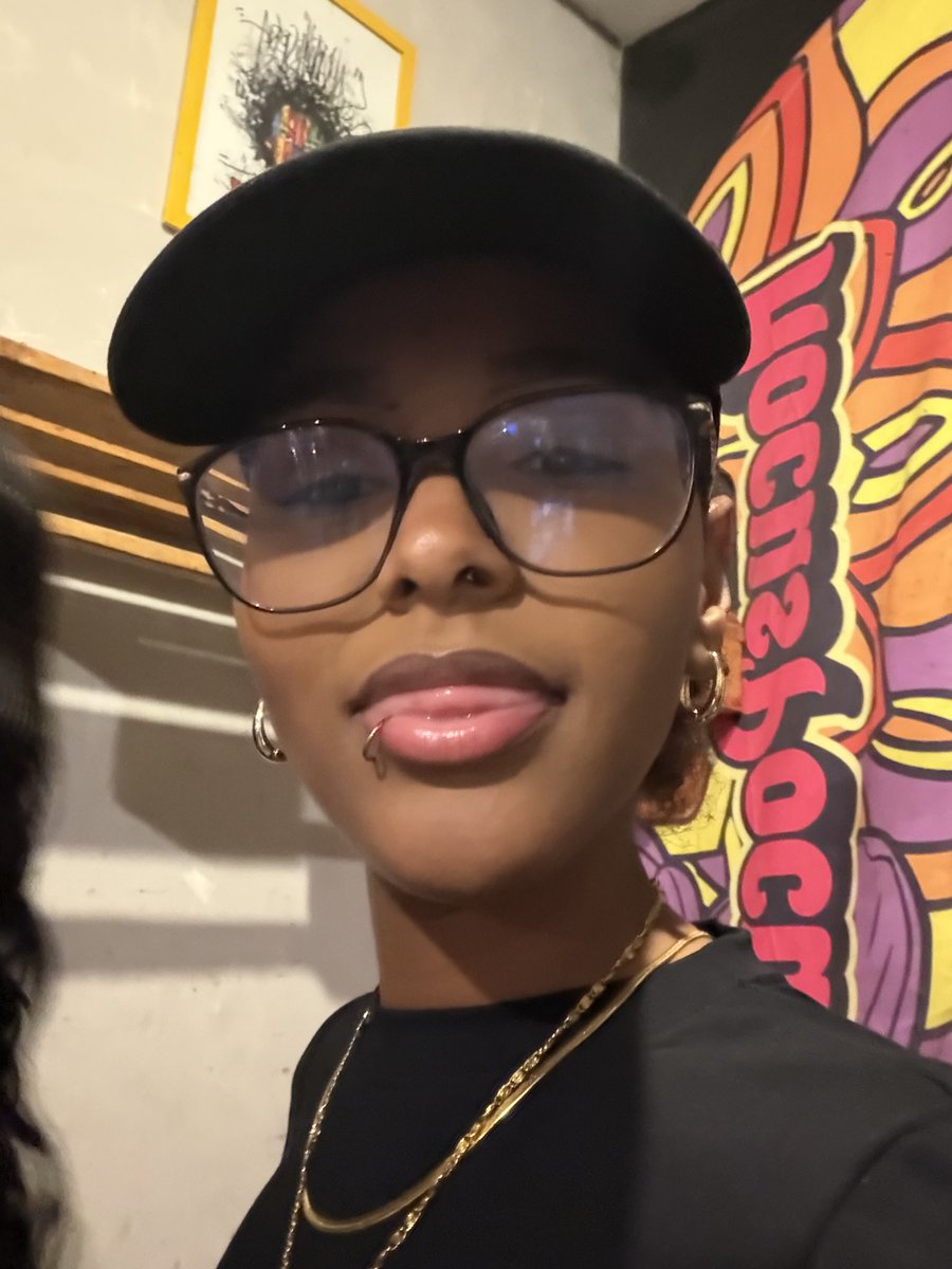 fefarirang's tweet photo. ela finge que me odeia mas sonha comigo
pronuncia o meu nome quando ta dormindo https://t.co/f6fJmhduHe