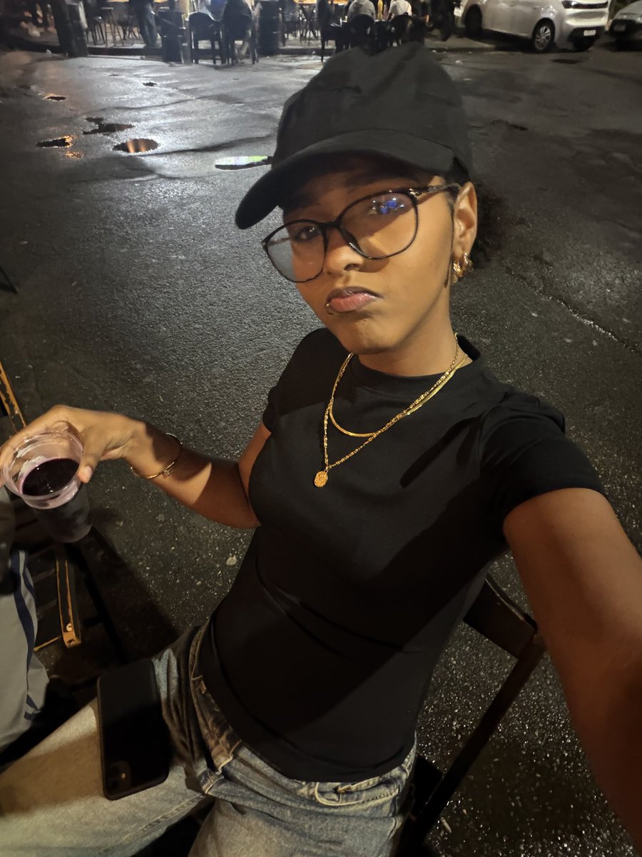 fefarirang's tweet photo. ela finge que me odeia mas sonha comigo
pronuncia o meu nome quando ta dormindo https://t.co/f6fJmhduHe