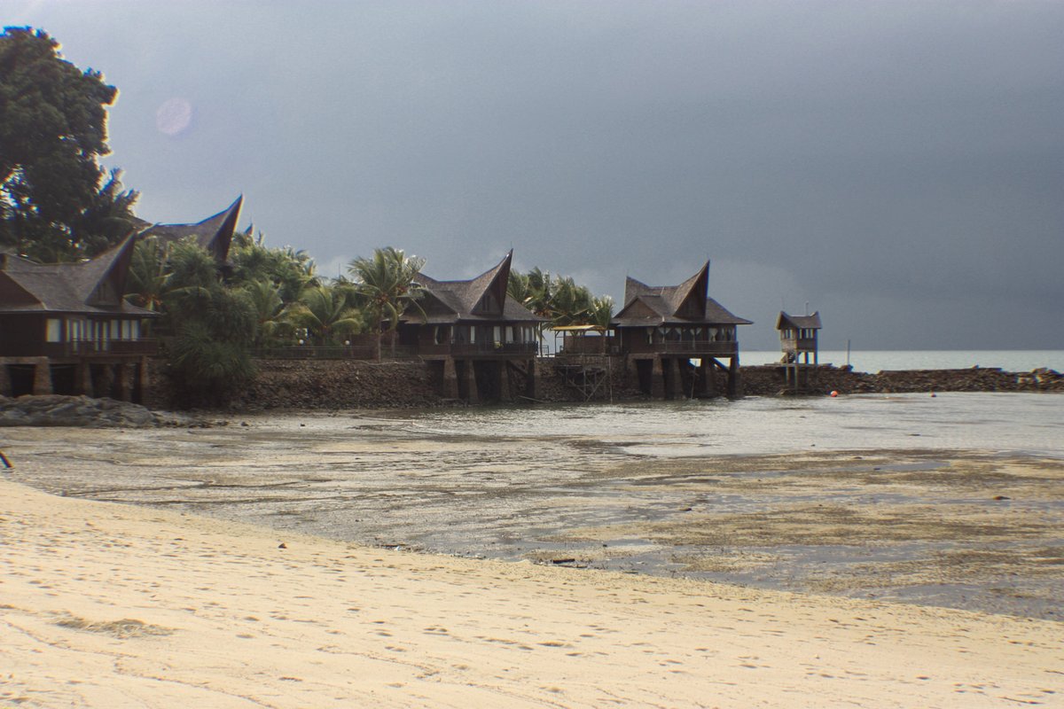 tamarindoneil's tweet photo. Old photos from a trip to Batam Indonesia. We took the ferry over from Malaysia. Batam View beach resort. 
Nice golf resort next door. 
https://t.co/9vgjtwcTKV
#asiatravel #affiliatemarketing #indonesia https://t.co/fOlcYsbwZi