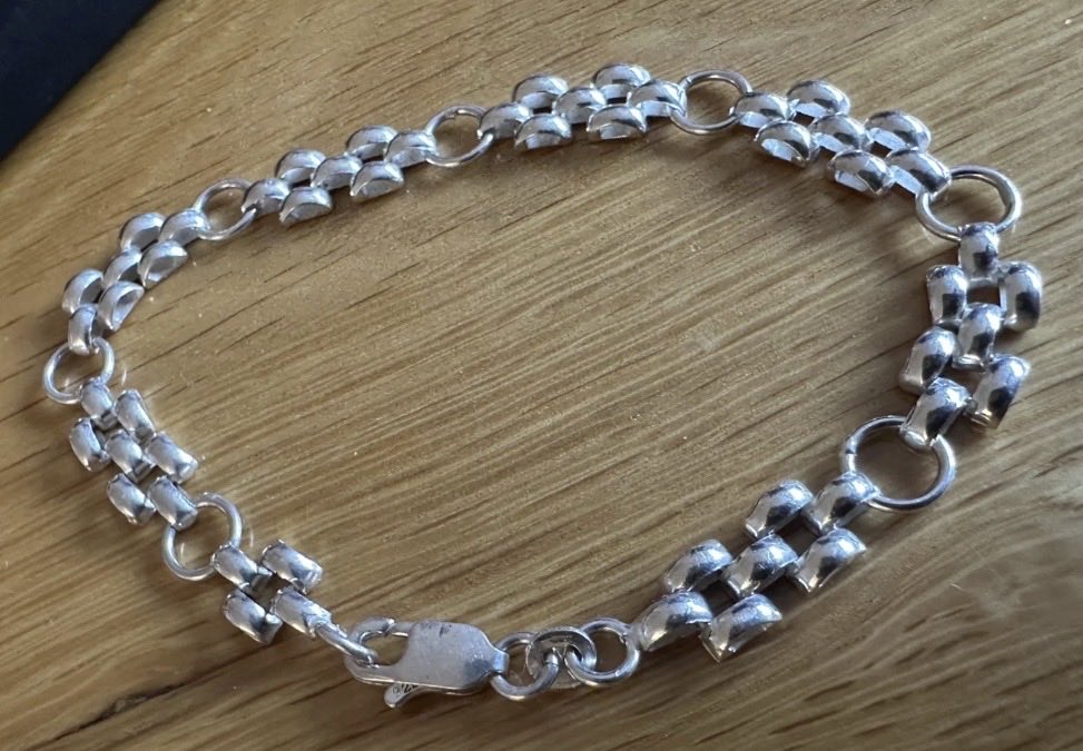 Vintage0Antique's tweet photo. Check out #Hallmarked #Sterling #Silver 925 #Bracelet #Unusual #Design Chain Link 19.2cm 8.86g https://t.co/0JkPg3e7tM #eBay via @eBay_UK https://t.co/PMkiKhGTt4