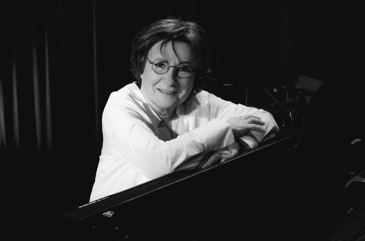 yannickhoppe's tweet photo. Elle avait le sourire de celles qui savent que l’ironie est parfois la plus belle des armes. Marie-Paule Belle n’a jamais été une chanteuse de grands effets. Sa force était ailleurs : dans un piano, dans une inflexion de voix, dans un mot posé au bon endroit. Elle appartenait à cette famille rare d’artistes qui n’occupent pas la lumière, mais qui finissent par l’habiter durablement.

Disparue à l’âge de 80 ans, elle laisse derrière elle plus d’un demi-siècle de chansons et une œuvre à son image : élégante, sensible, malicieuse, traversée par une profonde attention aux autres. Une œuvre où la légèreté n’a jamais empêché la gravité, où l’humour savait côtoyer les blessures les plus intimes.

Le grand public l’avait découverte en 1976 avec La Parisienne, devenue sa chanson signature. Ce portrait drôle et tendre d’une femme libre avait imposé une personnalité singulière dans le paysage musical français. Mais réduire Marie-Paule Belle à ce succès serait oublier une artiste plus vaste : une interprète exigeante, une musicienne accomplie et une femme qui considérait la chanson comme une manière de « faire prendre conscience avec les mots ».

Son répertoire dessine une cartographie sensible des émotions humaines. De La Parisienne, devenue son emblème, à L’amour dans les volubilis, chanson aux accents de jardin secret où se mêlent délicatesse et mélancolie, de La Brune à Wolfgang et moi, de Lily Passion à Mon enfance m’appelle, elle aura chanté les souvenirs, les amours, les absences et les fragilités avec une élégance rare. Chez elle, chaque chanson semblait être une petite scène où la vie venait déposer ses contradictions, ses blessures et ses éclats de lumière.

Mais derrière la fantaisie et la douceur, #MariePauleBelle était aussi une artiste engagée. Rebelle sans jamais être démonstrative, elle abordait des sujets encore peu présents dans la chanson populaire. Elle a chanté la fin de vie, la dignité face à la mort, mais aussi l’homosexualité avec Celles qui aiment elles. Sans transformer son intimité en manifeste, elle avait choisi de vivre librement son histoire d’amour avec la romancière belge Françoise Mallet-Joris, membre de l’Académie Goncourt, disparue en 2016.

Cette liberté tranquille aura été le fil rouge de sa carrière. Une manière d’être au monde sans bruit, mais jamais sans courage. Féministe à sa façon, elle défendait l’émancipation par la parole, la nuance contre les certitudes, la sensibilité contre les assignations.

Au piano, elle trouvait son langage le plus intime. L’instrument n’était pas un simple accompagnement : il était un partenaire de dialogue, une présence qui répondait à sa voix. Marie-Paule Belle appartenait à cette génération pour laquelle la chanson était aussi une forme de littérature, un art où une mélodie pouvait porter une idée et où un refrain pouvait devenir un refuge.

Jusqu’au bout, elle aura choisi la scène. Quelques semaines encore avant sa disparition, elle retrouvait le public parisien au Théâtre de Passy pour un dernier rendez-vous musical, fidèle à cette relation particulière qui l’unissait à celles et ceux qui l’écoutaient depuis des décennies.

Avec elle disparaît une certaine idée de l’élégance française : celle qui ne cherche pas à séduire à tout prix, mais à toucher juste. Les chansons restent, les voix s’éloignent, mais certaines présences continuent de vivre.

Marie-Paule Belle laisse un piano ouvert dans notre mémoire collective. Et quelques mélodies qui, longtemps encore, refuseront de se taire.