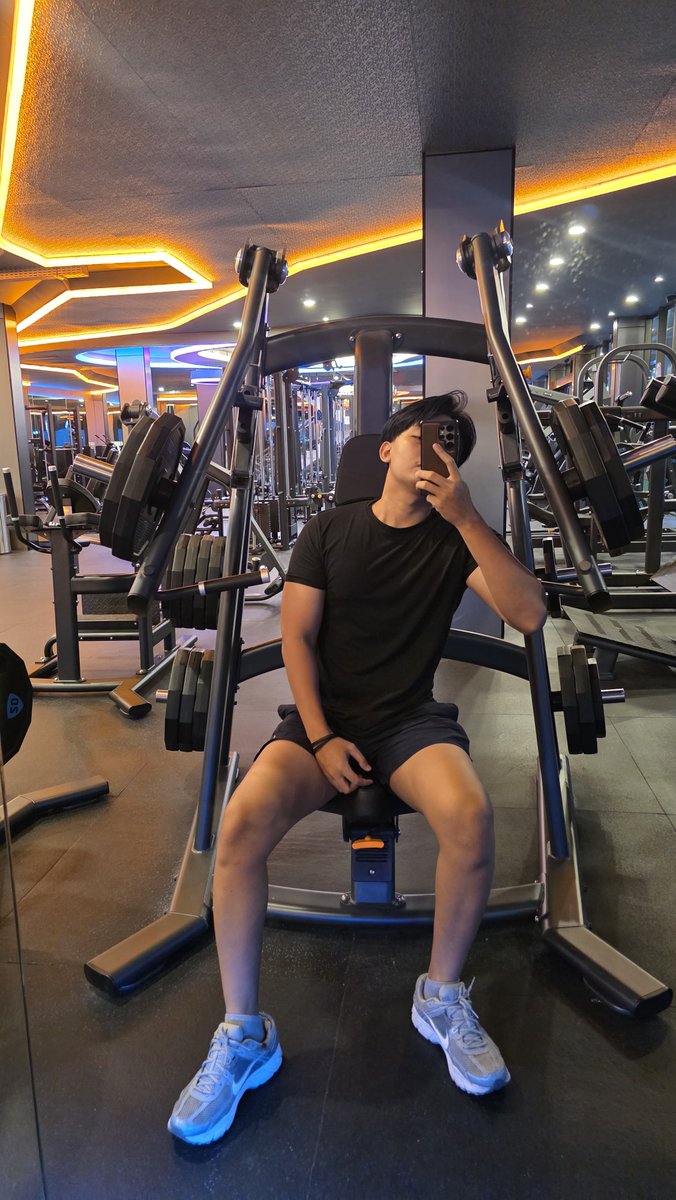 ARG__Sweet's tweet photo. Makan sehari sekali tiap siang aja. Tp kuat kok gym pagi gini 😂😂 https://t.co/US1fqucMiy