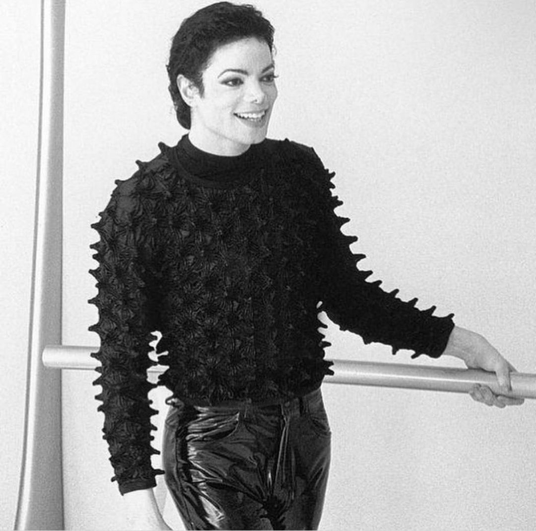 HIST0RYGHSTS's tweet photo. The 1995 bun hairstyle is so important to me and I see no one talking abt it https://t.co/XCZTn2fKoJ