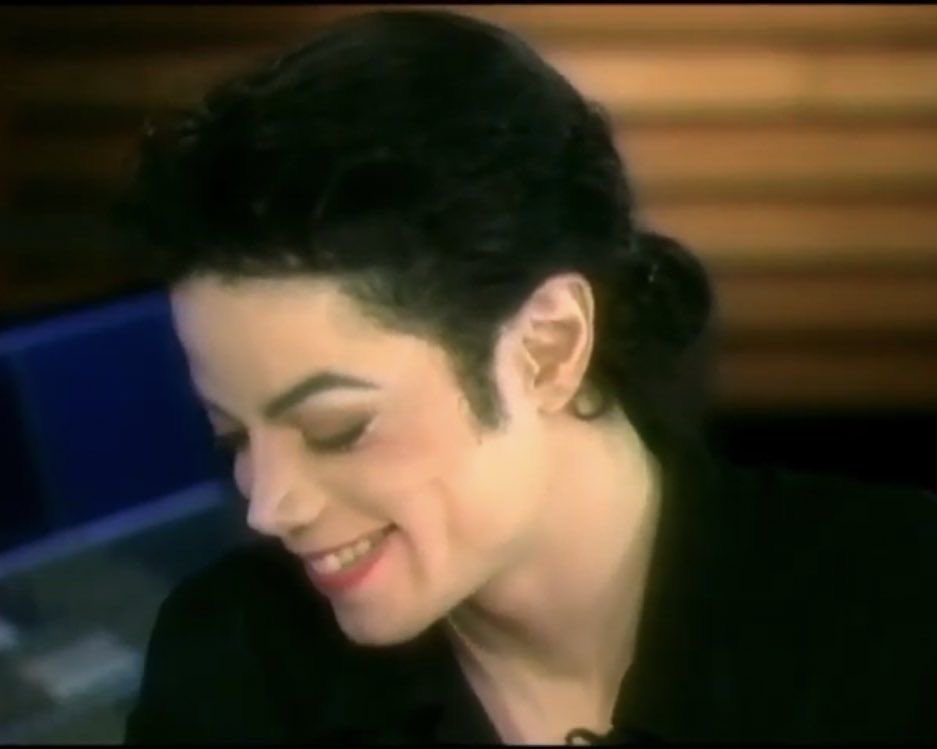 HIST0RYGHSTS's tweet photo. The 1995 bun hairstyle is so important to me and I see no one talking abt it https://t.co/XCZTn2fKoJ