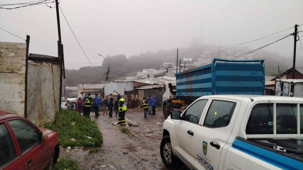MinistroPoduje's tweet photo. Ya comenzamos desalojo de toma La Puntilla, sector Lo Galindo, en Concepción que ocupaba un terreno Serviu.

El terreno será destinado a áreas verdes y a familias sin casa que hacen la fila.

Gracias al apoyo de Carabineros, delegación presidencial y Mejor Niñez. https://t.co/SKWI2GRTW4