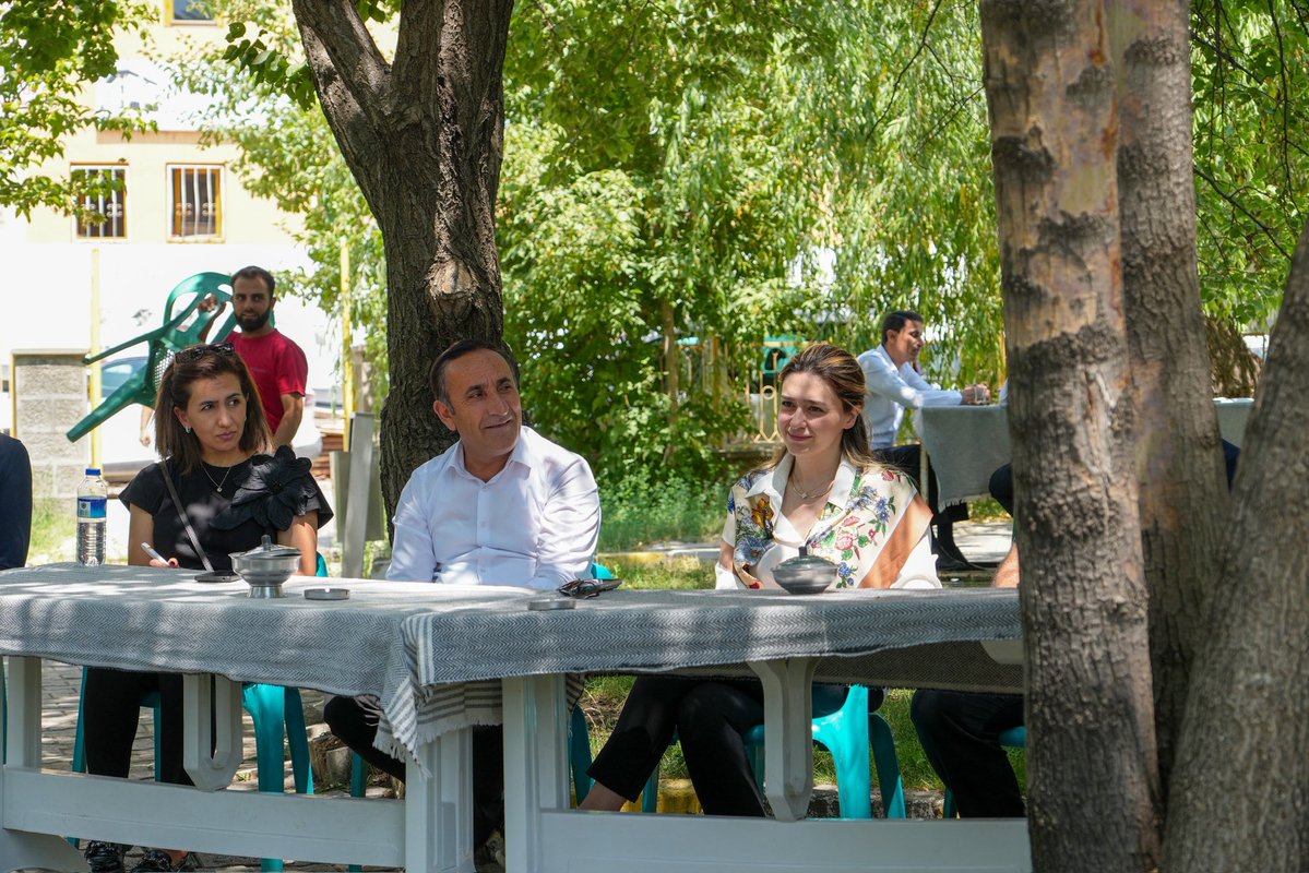 irem_bayram's tweet photo. Saha ziyaretlerimiz kapsamında Van Marangozlar Sitesi esnafımızla bir araya geldik. Ahşap ve mobilya sektörünün taleplerini dinleyerek, üretimin güçlenmesi için atılması gereken adımları yerinde değerlendirdik. Üreten, istihdam sağlayan ve kent ekonomisine katkı sunan esnafımızın her zaman yanında olmaya devam edeceğiz. Misafirperverlikleri için Marangozlar Sanayi Kooperatifi Başkanı Sayın Necmettin Toprakoğlu’na ve Yönetim Kurulu üyelerine teşekkür ediyor, sektörün gelişimine yönelik çalışmalarında başarılar diliyoruz. @Necmettin_toprk