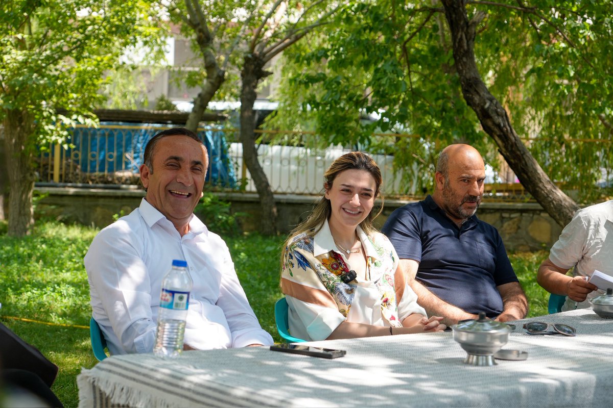 irem_bayram's tweet photo. Saha ziyaretlerimiz kapsamında Van Marangozlar Sitesi esnafımızla bir araya geldik. Ahşap ve mobilya sektörünün taleplerini dinleyerek, üretimin güçlenmesi için atılması gereken adımları yerinde değerlendirdik. Üreten, istihdam sağlayan ve kent ekonomisine katkı sunan esnafımızın her zaman yanında olmaya devam edeceğiz. Misafirperverlikleri için Marangozlar Sanayi Kooperatifi Başkanı Sayın Necmettin Toprakoğlu’na ve Yönetim Kurulu üyelerine teşekkür ediyor, sektörün gelişimine yönelik çalışmalarında başarılar diliyoruz. @Necmettin_toprk