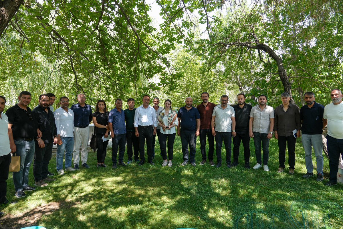 irem_bayram's tweet photo. Saha ziyaretlerimiz kapsamında Van Marangozlar Sitesi esnafımızla bir araya geldik. Ahşap ve mobilya sektörünün taleplerini dinleyerek, üretimin güçlenmesi için atılması gereken adımları yerinde değerlendirdik. Üreten, istihdam sağlayan ve kent ekonomisine katkı sunan esnafımızın her zaman yanında olmaya devam edeceğiz. Misafirperverlikleri için Marangozlar Sanayi Kooperatifi Başkanı Sayın Necmettin Toprakoğlu’na ve Yönetim Kurulu üyelerine teşekkür ediyor, sektörün gelişimine yönelik çalışmalarında başarılar diliyoruz. @Necmettin_toprk