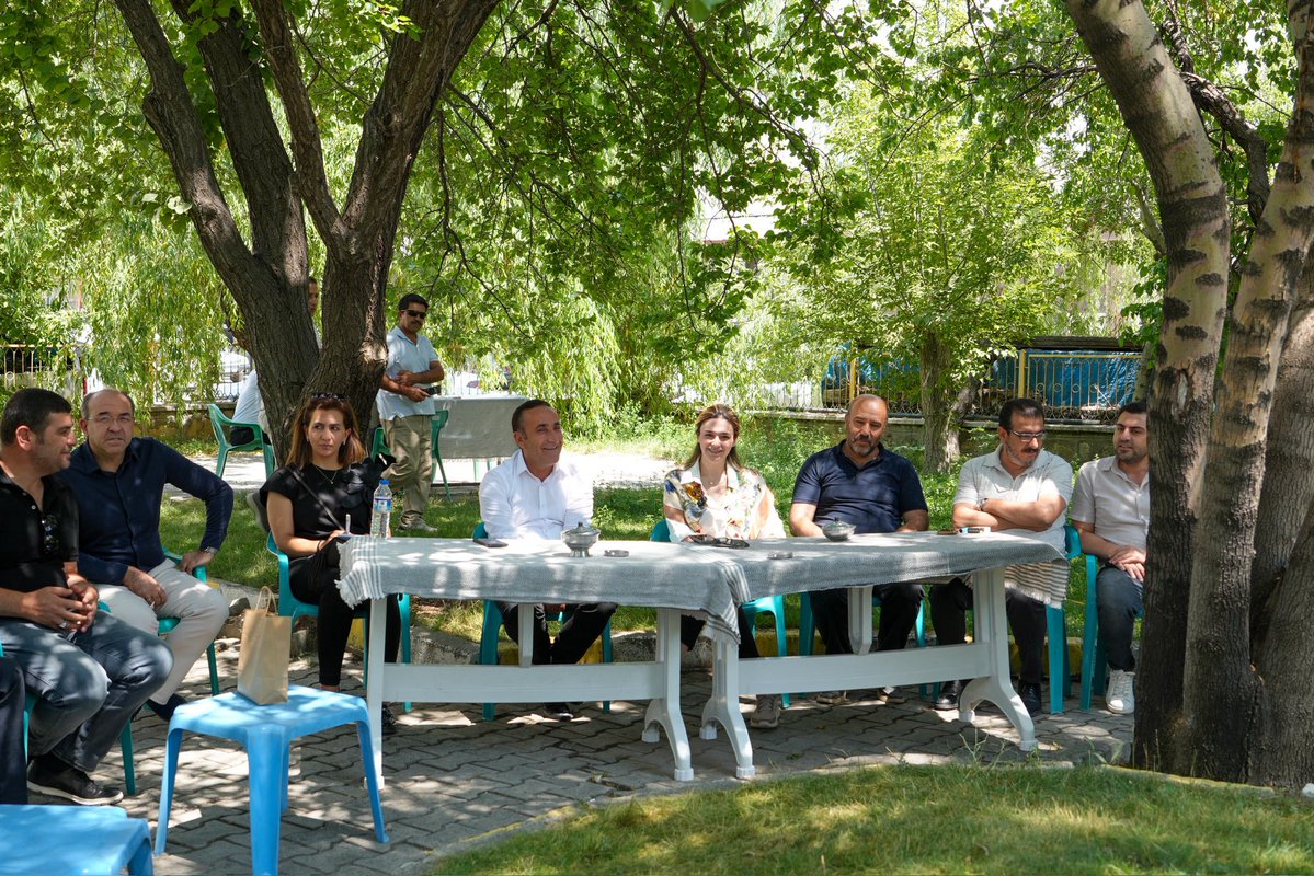 irem_bayram's tweet photo. Saha ziyaretlerimiz kapsamında Van Marangozlar Sitesi esnafımızla bir araya geldik. Ahşap ve mobilya sektörünün taleplerini dinleyerek, üretimin güçlenmesi için atılması gereken adımları yerinde değerlendirdik. Üreten, istihdam sağlayan ve kent ekonomisine katkı sunan esnafımızın her zaman yanında olmaya devam edeceğiz. Misafirperverlikleri için Marangozlar Sanayi Kooperatifi Başkanı Sayın Necmettin Toprakoğlu’na ve Yönetim Kurulu üyelerine teşekkür ediyor, sektörün gelişimine yönelik çalışmalarında başarılar diliyoruz. @Necmettin_toprk