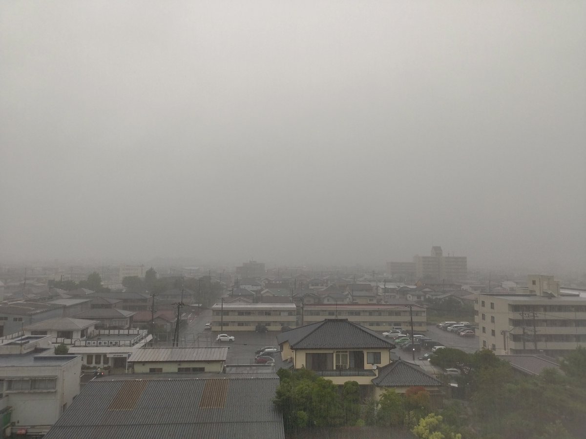 PapaMuming's tweet photo. #おはようございます!日曜日
終日雨で傘は必須⛈️⚡️☔️
本日も #お弁当 作りから🍱
個展にて #morits さんの花の #絵
好きなコラージュです🎨🌹
#曲 は夕暮れ近い午後の紅茶のイメージ🫖🌇
今日も無理せずファイテン!😃
#空がある風景 #イマソラ #郡山市 #キリトリセカイ #オリジナル曲  #アート https://t.co/lTpKnDfjBO