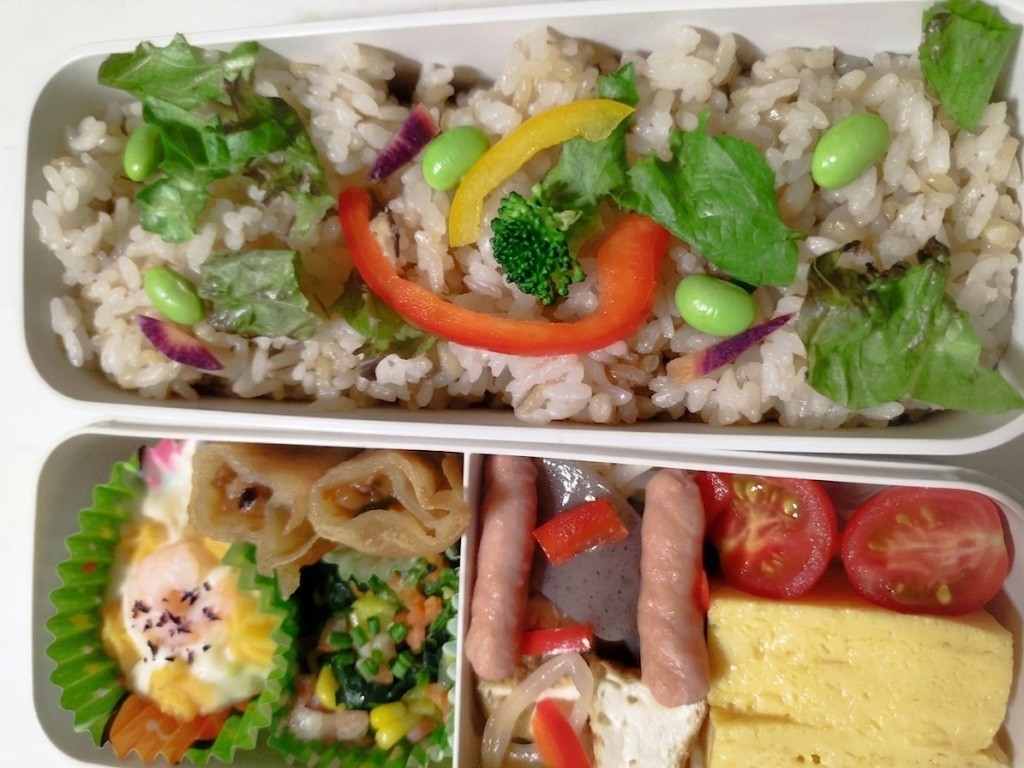 PapaMuming's tweet photo. #おはようございます!日曜日
終日雨で傘は必須⛈️⚡️☔️
本日も #お弁当 作りから🍱
個展にて #morits さんの花の #絵
好きなコラージュです🎨🌹
#曲 は夕暮れ近い午後の紅茶のイメージ🫖🌇
今日も無理せずファイテン!😃
#空がある風景 #イマソラ #郡山市 #キリトリセカイ #オリジナル曲  #アート https://t.co/lTpKnDfjBO