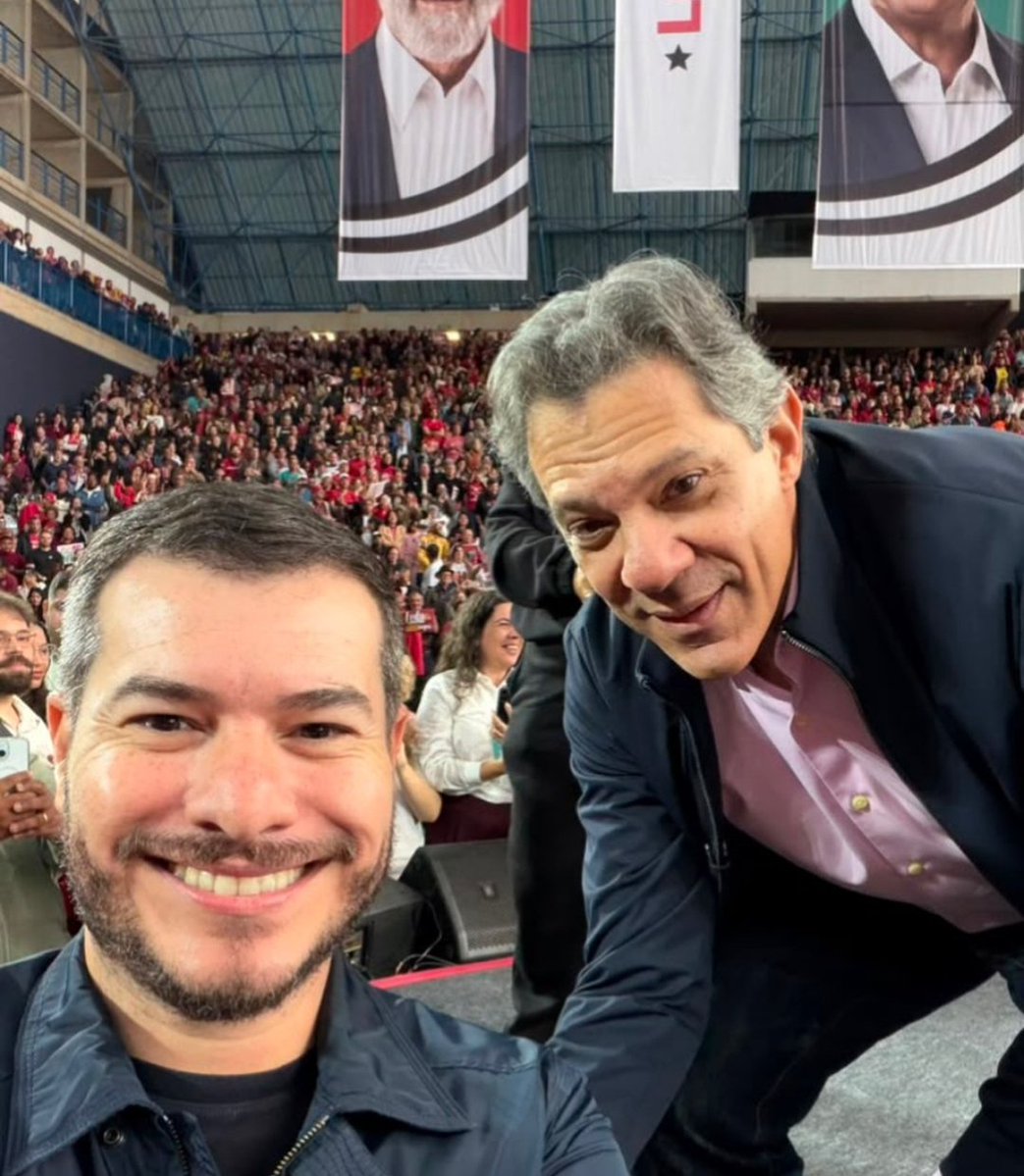 IvanValente's tweet photo. Agora é oficial. Eu e meu amigo @julianopsol estamos juntos e queremos contar com todas e todos para elegermos Fernando Haddad governador de São Paulo e assim livrar nosso estado do Bolsonarismo. https://t.co/dx0jIO3Te6