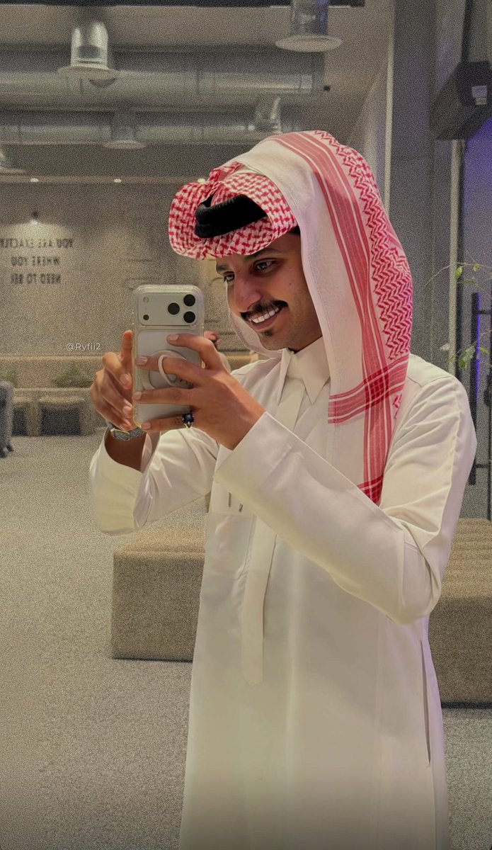 Ryfii2's tweet photo. @c22vi ݁
تأنس به الأمكنة و يأنس بـه جلاسه
  خاطرٍ مسفهـل و حجاجٍ ضحوك 
                        ❤️ 

#محمد_ال_عبيان || @c22vi https://t.co/3fDyKsIVDs