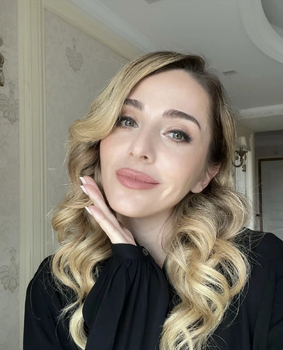 Ivylsjng's tweet photo. Finding beauty in the daily hustle. A touch of rose on the lips, a classic black shirt, and a heart full of peace and confidence ✨🦢#ClassyWomen #ElegantStyle #ClassicLook https://t.co/E079emUhMH