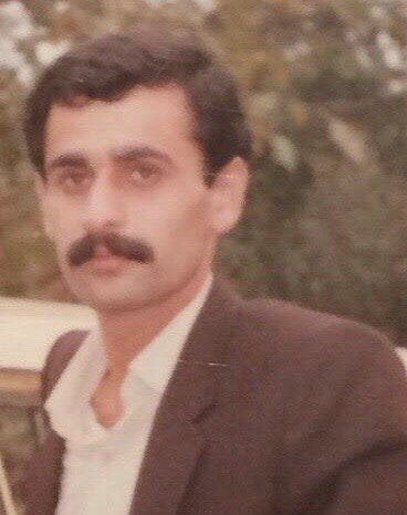 YaghobiHossein's tweet photo. در سالگرد جاودانگی مجاهد قهرمان فرامرز محب پور، الگوی ماندگار اخلاق و ایستادگی بر آرمان رهایی

آخرین روز شهریور ۱۳۵۶ بود. در سبزه‌میدان رشت، من و فرامرز بر نیمکتی نشسته بودیم و در انتظار حرکت اتوبوسی که قرار بود ما را به مازندران ببرد، لحظه‌های آخر با هم بودن را سپری می‌کردیم. فرامرز از دو سال پیش در دبیرستان استرآبادی گرگان مشغول تحصیل بود و من نیز قرار بود برای ادامه تحصیل راهی ساری شوم.
��ن سال‌ها، دانشگاه گیلان تازه در آستانه تولد بود. هنوز به‌روشنی به یاد دارم که فرامرز با شور و امید از دانشگاه نوپای گیلان برایم می‌گفت؛ از اینکه قرار است رشته‌هایی، از جمله ماهی‌شناسی، با حضور استادان و پروفسورهایی از آلمان تدریس شود. در نگاهش، آینده روشن بود و فردا دست‌یافتنی.
اتوبوس ساعت دو بعدازظهر به ��اه افتاد. از شهرهای زیبای گیلان گذشتیم و به جاده دل‌انگیز کناره دریای خزر رسیدیم. راننده اهنگی از هایده را در فضای اتوبوس طنین‌انداز کرد:
«جدایی از حد که بخواد بگذره، فاصله بین ما یه دیوار می‌شه...»
با شنیدن آن ترانه، اندوهی غریب و سنگین بر دلم نشست؛ اندوهی که گویی از آینده‌ای نانوشته خبر می‌داد. بی‌اختیار نگاهم را به فرامرز دوختم تا در صلابت نگاهش پناهی برای دلتنگی‌ام بیابم. اما او، با همان وقار همیشگی و سکوت اندیشمندانه‌اش، چشم به کوه‌های استوار سمت راست جاده دوخته بود؛ گویی روحش از همان روز با استقامت کوه‌ها پیمان بسته بود.
آخرین بار، در اواسط آبان ۱۳۶��، تنها چند روز پیش از خروج من از کشور، او را در جاده منتهی به خانه‌اش دیدم. من بر موتور سیکلت نشسته بودم و او در کنارم ایستاده بود. هر واژه‌ای که بر زبان می‌آورد، تا ژرفای جانم نفوذ می‌کرد؛ چرا که فرامرز، تجسم بی‌بدیل اخلاق، شرافت و انسانیت بود. بعید می‌دانم کسی حتی ساعاتی را در کنار او گذرانده باشد و مجذوب منش انسانی، صداقت، فروتنی و بزرگی روحش نشده باشد.
از فرامرز محب‌پور، عزیزترین برادر و صمیمی‌ترین رفیقم، هزاران خاطره در سینه دارم؛ از مردی
«که می‌گفت قلب را شایسته‌تر آن که به هفت شمشیر عشق در خون نشیند، و گلو را بایسته‌تر آن که زیباترین نام‌ها را بگوید...»
و سرنوشت نیز او را همان‌گونه رقم زد؛ سرنوشتِ
«شیرآهن‌کوه‌مردی از این‌گونه عاشق، رویین‌تنی که راز مرگش اندوه عشق و غم تنهایی بود.»
درست در همین روزها، در تابستان خونین ۱۳۶۷، دژخیمان، به فرمان جلاد قرن و سارق بزرگ انقلاب ضدسلطنتی، خمینی، فرامرز قهرمان و سی هزار تن از عاشق‌ترین، پاکبازترین و شریف‌ترین فرزندان مردم ایران را در برابر انتخابی هولناک قرار دادند: تسلیم یا اعدام.
اما فرامرز، با تأسی به مقتدای تاریخی خویش، امام حسین (ع)، آرمانش را با جان خویش معامله نکرد. او ایستاد؛ استوار، سرافراز و بی‌ت��لزل. مرگ را پذیرفت، اما تسلیم را نه؛ و جان خویش را نثار آزادی و رهایی مردم ایران کرد.
این روزها، در سالگرد جاودانگی فرامرز قهرمان، بار دیگر امتداد آن سفر مشترک از سبزه‌میدان رشت تا جاده‌های شمال، در ذهنم جان می‌گیرد. می‌اندیشم که آن سفر هرگز پایان نیافت؛ تنها مسیرش از جاده‌های خاکی به راهی جاودانه در تاریخ این سرزمین کشیده شد.
امروز، با تمام عشق، احترام و دلتنگی، بار دیگر با او تجدید عهد می‌کنم و سوگند می‌خورم که راهش را، راه همه آنان که بر آرمان آزادی ایستادند، هرگز از یاد نبرم.

قسم به خون یاران؛ ایستاده‌ایم تا پایان.

حسین یعقوبی 
۲۵ ژوئیه ۲۰۲۶
#1988Massacre #IranMassacre‌