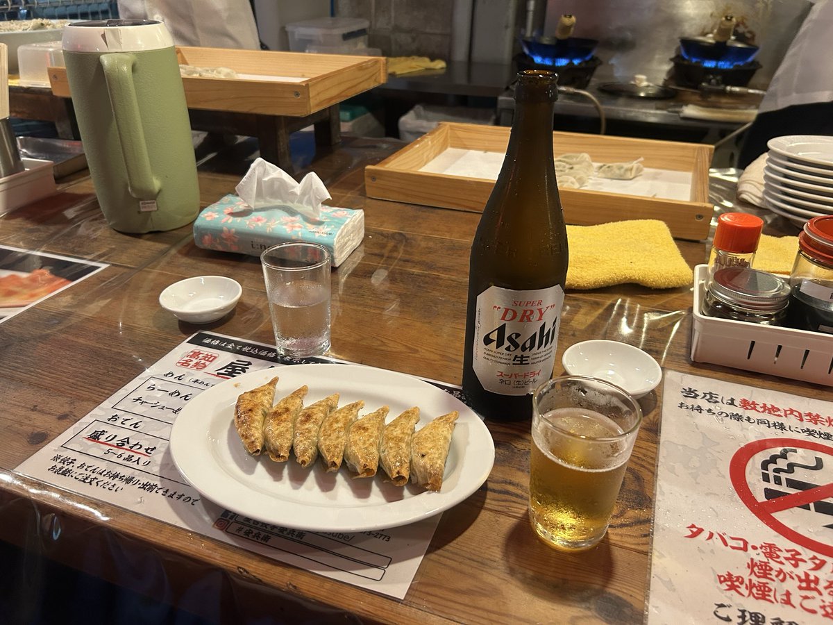 ajiji008's tweet photo. 高知名物いただきました。ビールと餃子は間違いない組み合わせ。帰ってからドーミーインの夜鳴きそばで整いました!
#高知県 #屋台餃子 #瓶ビール #餃子 #夜鳴きそば https://t.co/2xKPOE46d2
