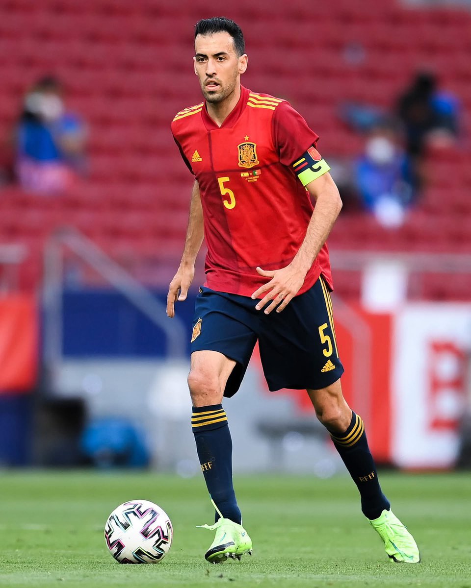 Heis_Nelly7's tweet photo. Winning the ballon d’or doesn’t make you the better player than people who played and perfected the CDM position.

Stop the comparison because Rodri is good but not as good as Busquet. https://t.co/Vf4C8Kth9G