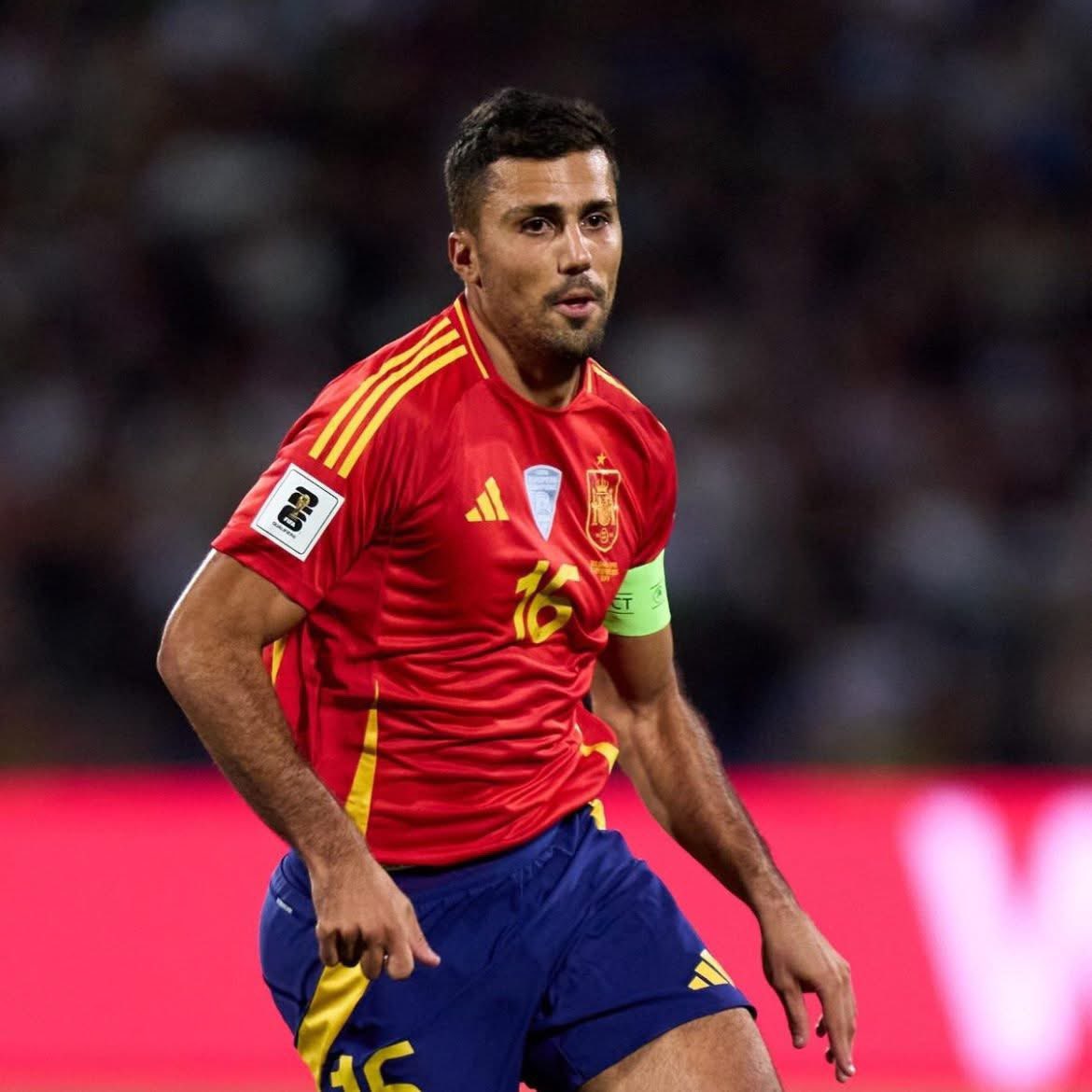 Heis_Nelly7's tweet photo. Winning the ballon d’or doesn’t make you the better player than people who played and perfected the CDM position.

Stop the comparison because Rodri is good but not as good as Busquet. https://t.co/Vf4C8Kth9G