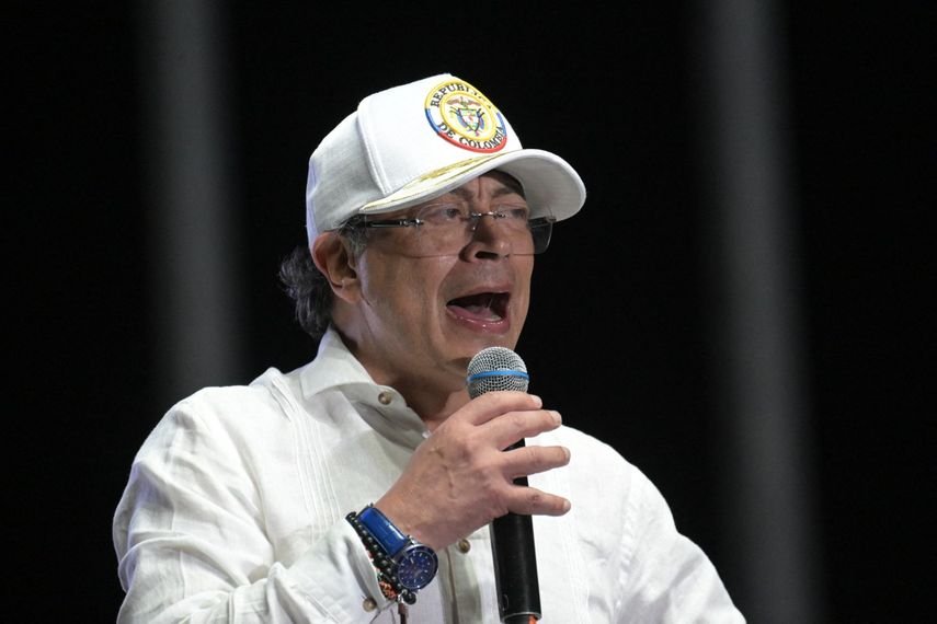 DiasporaEspa's tweet photo. #Colombia #POLÍTICA #elecciones. 

Abelardo de la Espriella abre una fuerte polarización en Colombia, con fraudes e investigaciones en curso y acercamiento al sionismo Israelí.

25 de julio de 2026  TUVOZ Revista Informativa

La elección de Abelardo de la Espriella como presidente de Colombia ha desencadenado una profunda crisis política, marcada por las denuncias de  irregularidades en el proceso electoral, el rechazo de amplios sectores de la oposición y el debate sobre la trayectoria pública del nuevo mandatario.

De la Espriella, conocido durante años por su labor como abogado penalista, representó en distintos momentos a personas investigadas o condenadas por delitos relacionados con el narcotráfico y ahora como socio honorífico del sionismo israelí. 
#PetroLiderMundial #AbelardoDeLaEspriella #EleccionesColombia #FraudeColombia

https://t.co/R7YtBvh0k4