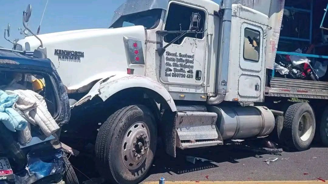 JCarlos_Valerio's tweet photo. Así fue el terrible accidente entre un tracto camión y varios automóviles en la autopista #Tehuacán -#Oaxaca a la altura del km 37. 

Se reporta que al menos 15 personas resultaron heridas, entre ellas, 4 se encuentran en estado crítico de salud. 

#Puebla https://t.co/FT6gaoJrMd