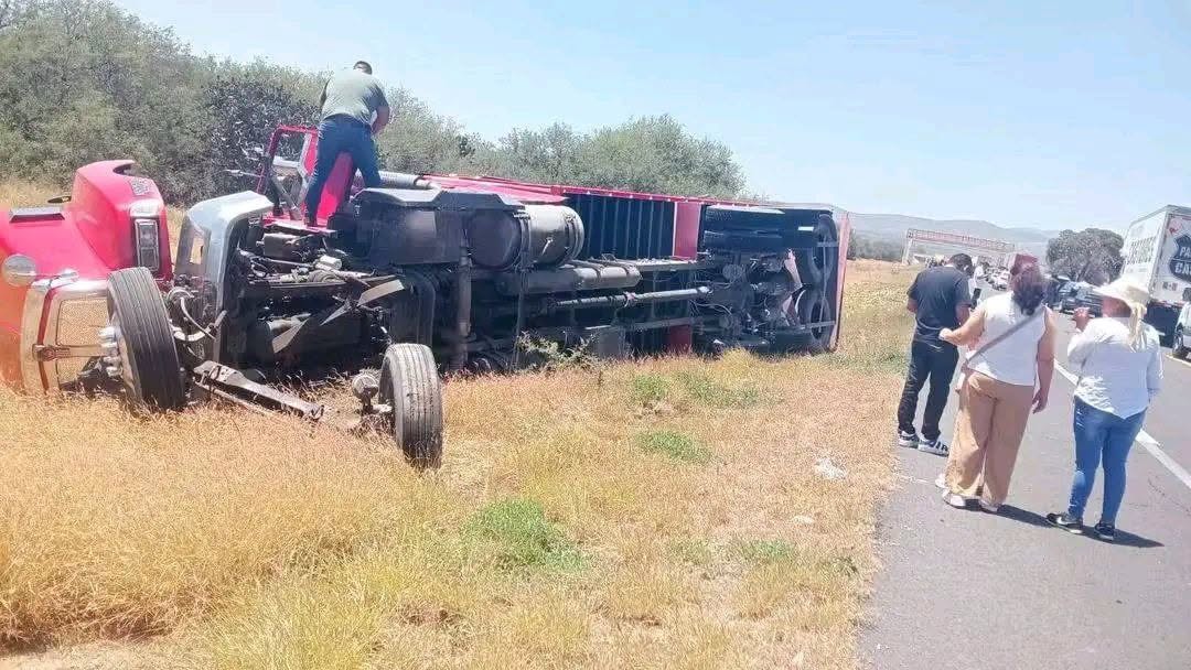 JCarlos_Valerio's tweet photo. Así fue el terrible accidente entre un tracto camión y varios automóviles en la autopista #Tehuacán -#Oaxaca a la altura del km 37. 

Se reporta que al menos 15 personas resultaron heridas, entre ellas, 4 se encuentran en estado crítico de salud. 

#Puebla https://t.co/FT6gaoJrMd