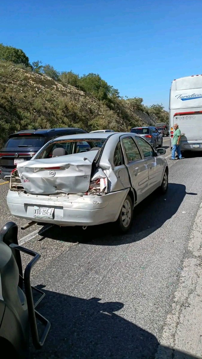JCarlos_Valerio's tweet photo. Así fue el terrible accidente entre un tracto camión y varios automóviles en la autopista #Tehuacán -#Oaxaca a la altura del km 37. 

Se reporta que al menos 15 personas resultaron heridas, entre ellas, 4 se encuentran en estado crítico de salud. 

#Puebla https://t.co/FT6gaoJrMd