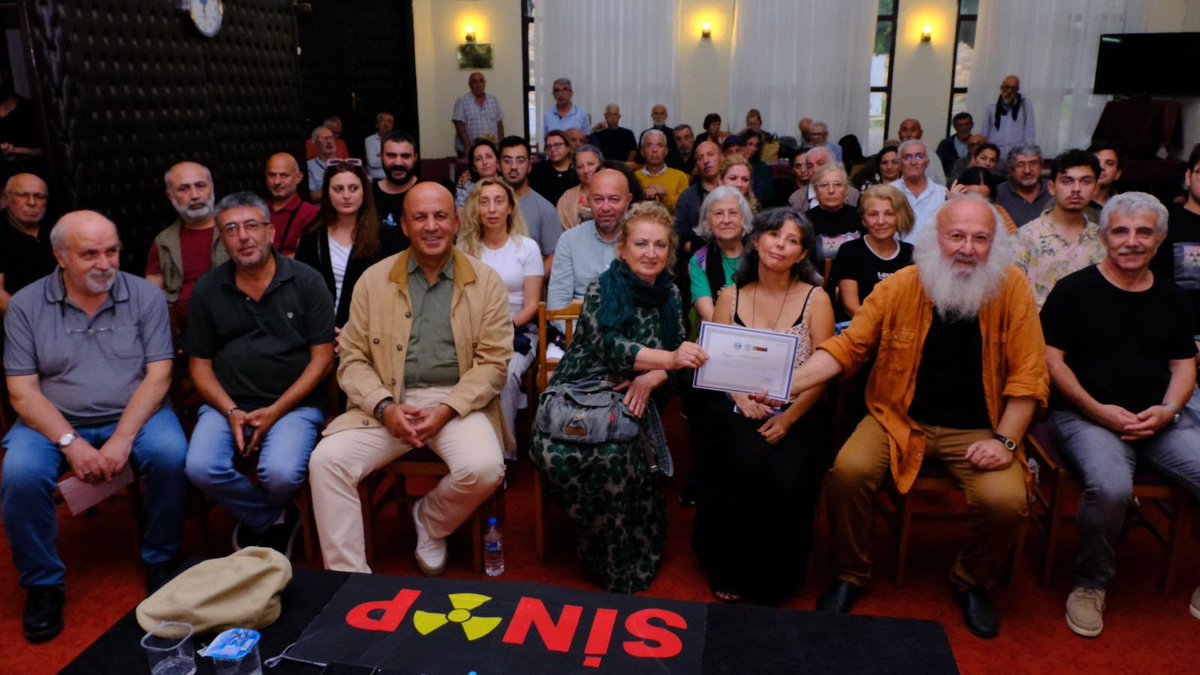 tmmobjmo's tweet photo. SONER, ÖNER, GÜNE�� ANILDI!

2006 yılında Sinop’ta düzenlenen Nükleersiz Yaşam Şenliğinde kaybettiğimiz Jeoloji Mühendisliği öğrencisi Soner Balta, Öner Balta ve Makina Mühendisliği öğrencisi Güneş Korkmaz Ankara`dan sonra Sinop’ta da düzenlenen etkinlik ile anıldı. Yaklaşık 100 kişinin katıldığı etkinliğin ardından yaşam savunucusu üç genç için denize karanfil bırakıldı.

NKP ve yaşam savunucularının düzenlediği anma etkinliği, yoğun yağış nedeniyle Sinop Belediyesi Kültür Evi’nde gerçekleştirildi. Anmada kaybettiklerimiz adına saygı duruşu, sasın açıklaması ve şiir dinletisi gerçekleştirildi. Anmada EMO Yönetim Kurulu 2. Başkanı ve NKP Sekreteri Eylem Ölmezoğlu, Soner ve Öner`in kardeşi Hüseyin Soner Öner Balta ve Sinop Belediye Başkanı Metin Gürbüz de birer konuşma yaptı. Etkinlik, Sezai Sarıoğlu’nun şiir dinletisi ile tamamlandı.

Açıklamada, “O gün Karadeniz; Soner, Öner ve Güneş’i bizden aldı. Onları o gün sonsuzluğa uğurladık. Ama mücadelemiz hala sürüyor ve Sinop Nükleer Güç Santrali (NGS) projesi tarihin çöp sepetine atılana dek de sürecek! Bu mücadelemiz; öncelikle Dünya Ekolojik yaşamı Nükleer belasından kurtarmak olduğu kadar; Soner, Öner ve Güneş’e o gün verdiğimiz sözümüzdür! Sinop’ta Nükleer Santral ve Nükleer Atık Tesisi kurulmasına izin vermeyeceğiz” denildi. Anmaya Odamız adına Yönetim Kurulu Yazman üyemiz katıldı.

https://t.co/wrZbXQN1ns