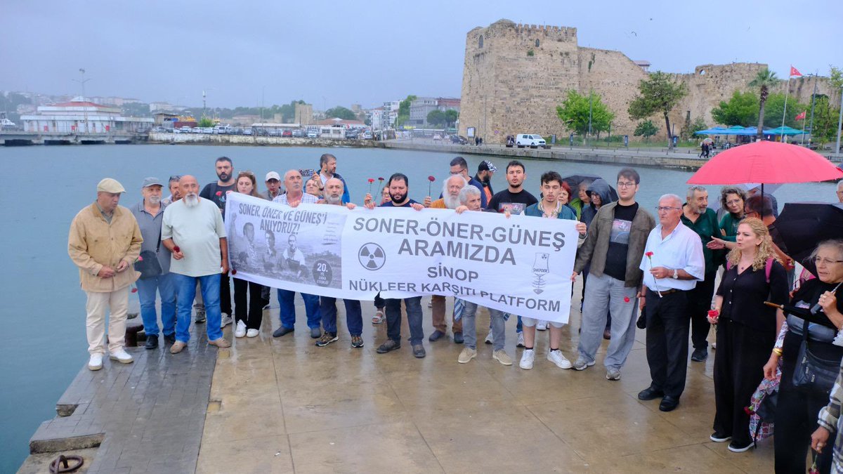 tmmobjmo's tweet photo. SONER, ÖNER, GÜNE�� ANILDI!

2006 yılında Sinop’ta düzenlenen Nükleersiz Yaşam Şenliğinde kaybettiğimiz Jeoloji Mühendisliği öğrencisi Soner Balta, Öner Balta ve Makina Mühendisliği öğrencisi Güneş Korkmaz Ankara`dan sonra Sinop’ta da düzenlenen etkinlik ile anıldı. Yaklaşık 100 kişinin katıldığı etkinliğin ardından yaşam savunucusu üç genç için denize karanfil bırakıldı.

NKP ve yaşam savunucularının düzenlediği anma etkinliği, yoğun yağış nedeniyle Sinop Belediyesi Kültür Evi’nde gerçekleştirildi. Anmada kaybettiklerimiz adına saygı duruşu, sasın açıklaması ve şiir dinletisi gerçekleştirildi. Anmada EMO Yönetim Kurulu 2. Başkanı ve NKP Sekreteri Eylem Ölmezoğlu, Soner ve Öner`in kardeşi Hüseyin Soner Öner Balta ve Sinop Belediye Başkanı Metin Gürbüz de birer konuşma yaptı. Etkinlik, Sezai Sarıoğlu’nun şiir dinletisi ile tamamlandı.

Açıklamada, “O gün Karadeniz; Soner, Öner ve Güneş’i bizden aldı. Onları o gün sonsuzluğa uğurladık. Ama mücadelemiz hala sürüyor ve Sinop Nükleer Güç Santrali (NGS) projesi tarihin çöp sepetine atılana dek de sürecek! Bu mücadelemiz; öncelikle Dünya Ekolojik yaşamı Nükleer belasından kurtarmak olduğu kadar; Soner, Öner ve Güneş’e o gün verdiğimiz sözümüzdür! Sinop’ta Nükleer Santral ve Nükleer Atık Tesisi kurulmasına izin vermeyeceğiz” denildi. Anmaya Odamız adına Yönetim Kurulu Yazman üyemiz katıldı.

https://t.co/wrZbXQN1ns