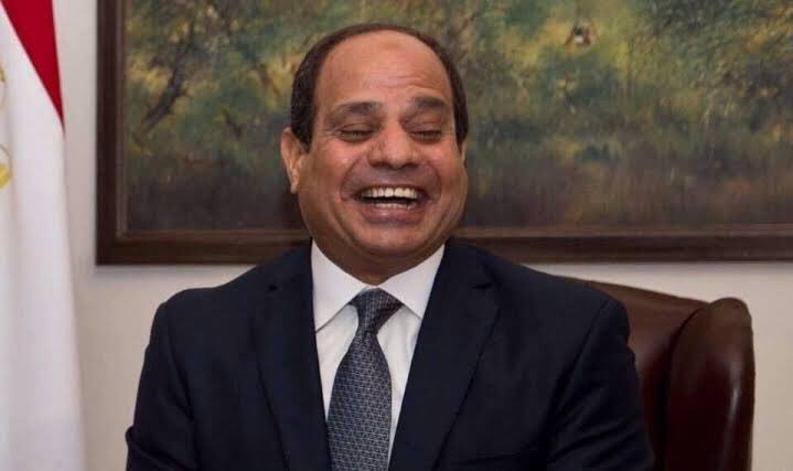 YahyaGhoniem's tweet photo. ما الذى سيكتشفه المصريون في اليوم التالى؟

*فى اليوم التالى لسقوط الزعيم الشيصى سيكتشف المصريون أنهم يقفون أمام مغارة على بابا، ولكنها ذات أربعة آلاف حرامى.

*وسيكتشفون أن المغارة أصبحت خاوية على عروشها(لا ذهب ولا ياقوت ولا مرجان ولا لولى) لأن هذه الأشياء الثمينة رحلوها خارج البلاد.

*وسيكتشفون أن هؤلاء اللصوص كانوا يعملون من الباطن(ناضورجية)لصالح لصوص دوليين محترفين.

*وسيكتشفون أنهم تعرضوا لأكبر خديعة فى تاريخهم من:
نخبة مثقفين أدعياء كذبة،
وإعلاميين حقراء خونة،
وقادة فكر لايحملون فى رؤوسهم فكرا؛بل عمالة وخيانة وذيلية لانظير لها.

*وستخرج علينا كلاب الإعلام المسعورة لتحدثنا عن:
-الزعيم السقيم الجاهل الذى ماكان يستطيع أن يركب جملة مفيدة أو ينطقها سليمة وإن كتبت له،
-وعن الزعيم السادى الذى كان يتلذذ بعذابات الشعب المُفقَّر عمدا والمُجَهّل عمدا والمُمْرَض عمدا،
-وعن الزعيم المملوء بعقد النقص الجسدى والإجتماعى والعلمى،
-وعن الزعيم الديكتاتور المجرم الذى ماكان يترك هامشا ضيقا لأحد يعبر فيه عن أفكاره،

*وعن هواية الزعيم فى جمع الجهلة وسفلة الأقوام حوله حتى يبدو أمامهم وكأنه يوحى إليه.

*وعن الزعيم الحاقد على المثقفين وأصحاب المهن الرفيعة(أطباء ومهندسين ومعلمين وأساتذة الجامعات) والذى يتعمد إهانتهم وينعتهم بالمدنيين.

*كل هذا لايهم، ولكن الأهم أن المصريين سيكتشفون أنهم سكان فى بلدهم، وأجراء فى أعمالهم، وأن مصر لم تعد ملكا لهم، بل مملوكة لغيرهم؛فلا أصول ولا نيل،ولا قنال ولا موانى، ولا غاز ولابترول،ولا مصانع ولا مبانٍ أثرية،ولا تاريخ ولاجغرافيا،وأن مصر قد عرضت فى مزاد للبيع الموثق دوليا بعقود لافكاك منها.

*وسيكتشفون -الأدهى من ذلك- أنهم أصبحوا شعبين متطاحنين، وفريقين متنافرين، ووجهتين مختلفتين؛عمل الزعيم الشيصى على تغذية الخلاف بينهما لكى لايلتأم لمصر نسيج مجتمعي أبدا.