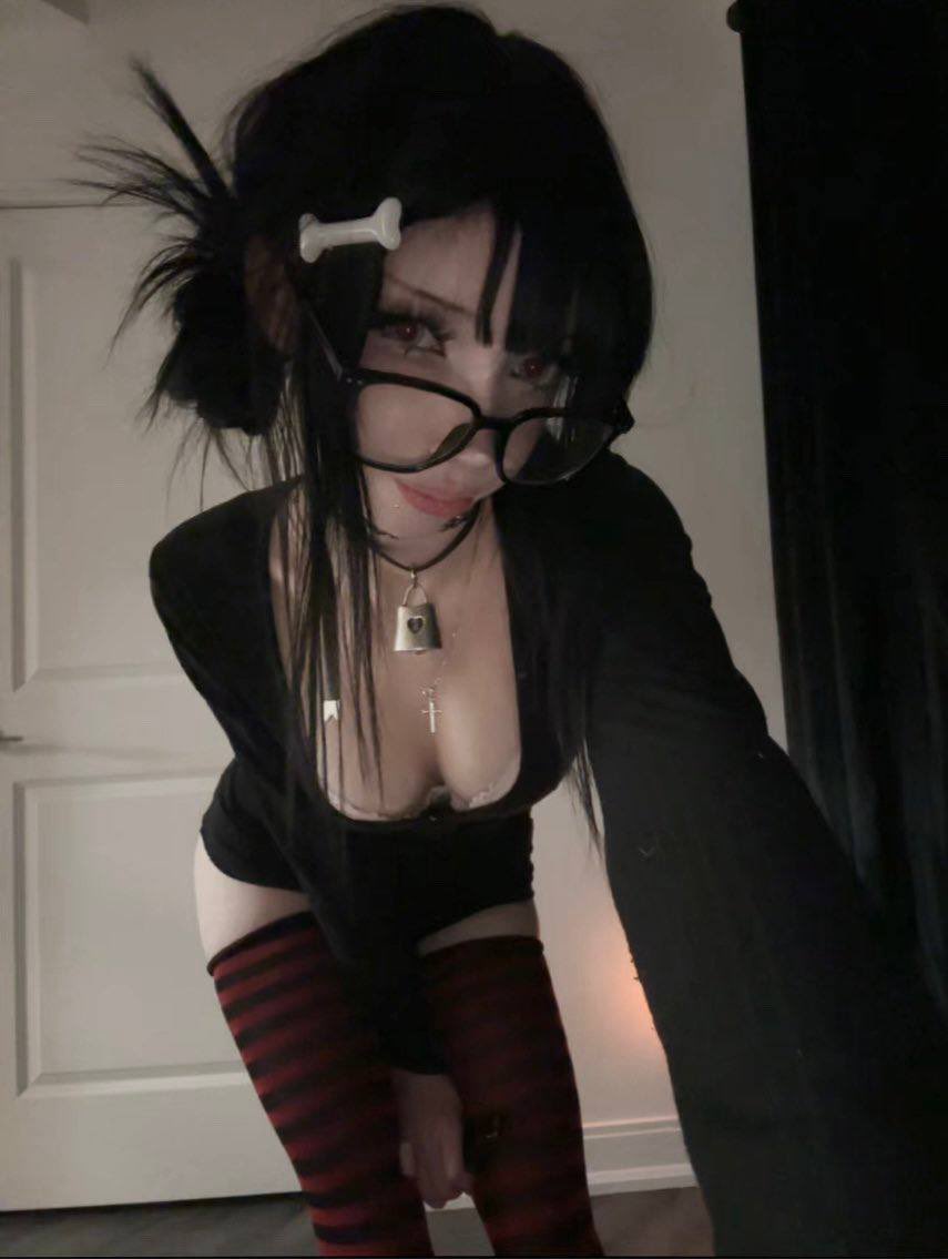 lovelockedbun's tweet photo. emo girls will always be your weakness loser boy 

#wasian #brat #findom #paypig #whalesub #finsub #simp #sissy #custom #drain #cuck https://t.co/jVeEN2Nzyf