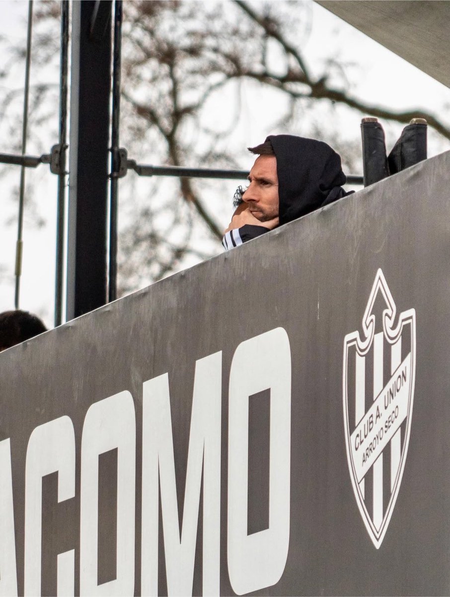 Messias30_'s tweet photo. El capitán descansa viendo fútbol. https://t.co/N2ov9vRfVS