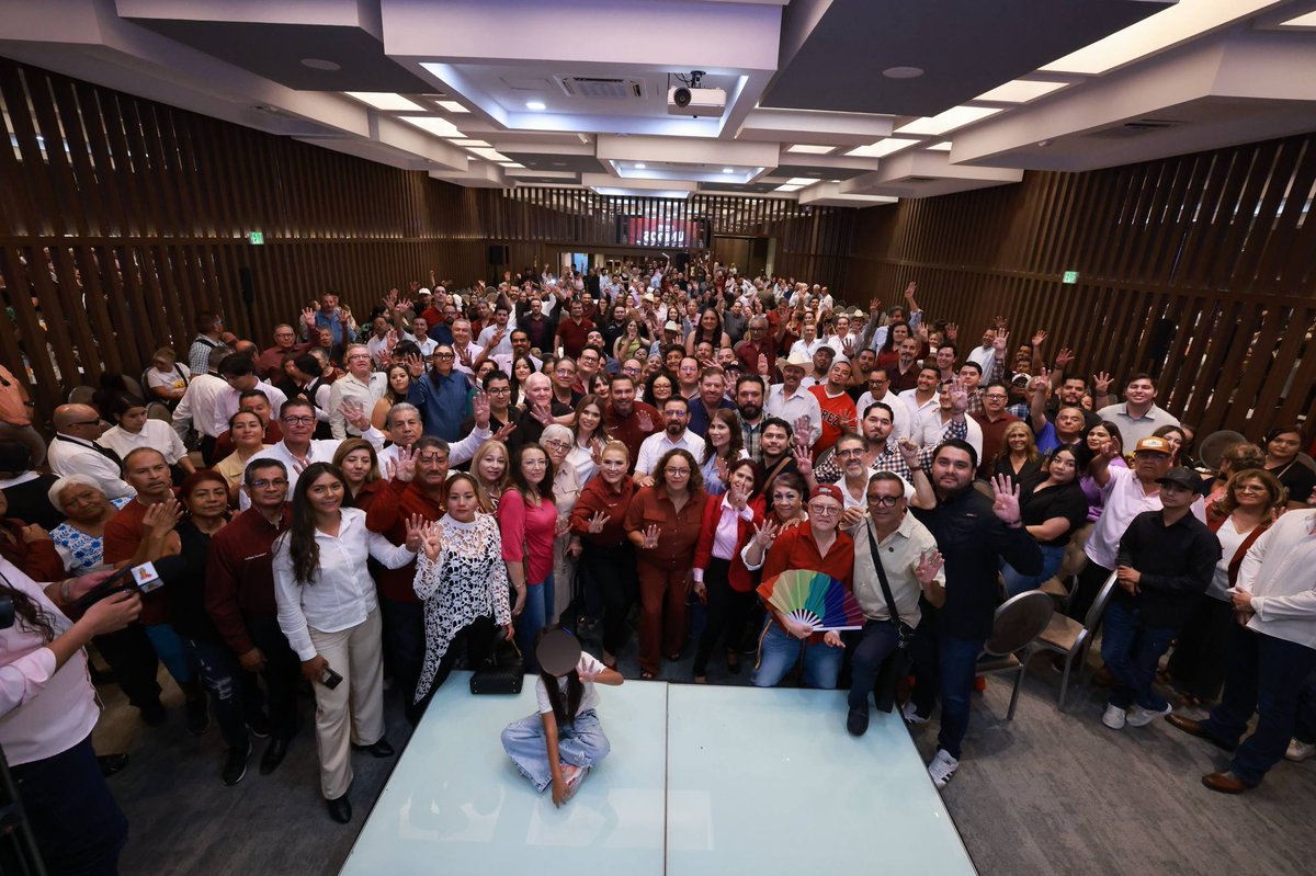 CruzPerzCuellar's tweet photo. 300 líderes y fundadores de Morena. Más de 2 mil años de historia y militancia acumuladas. ¡Gracias por su apoyo! 🙌

Esta es la fuerza de la TRANSFORMACIÓN. 💪 https://t.co/jSGpL213qX