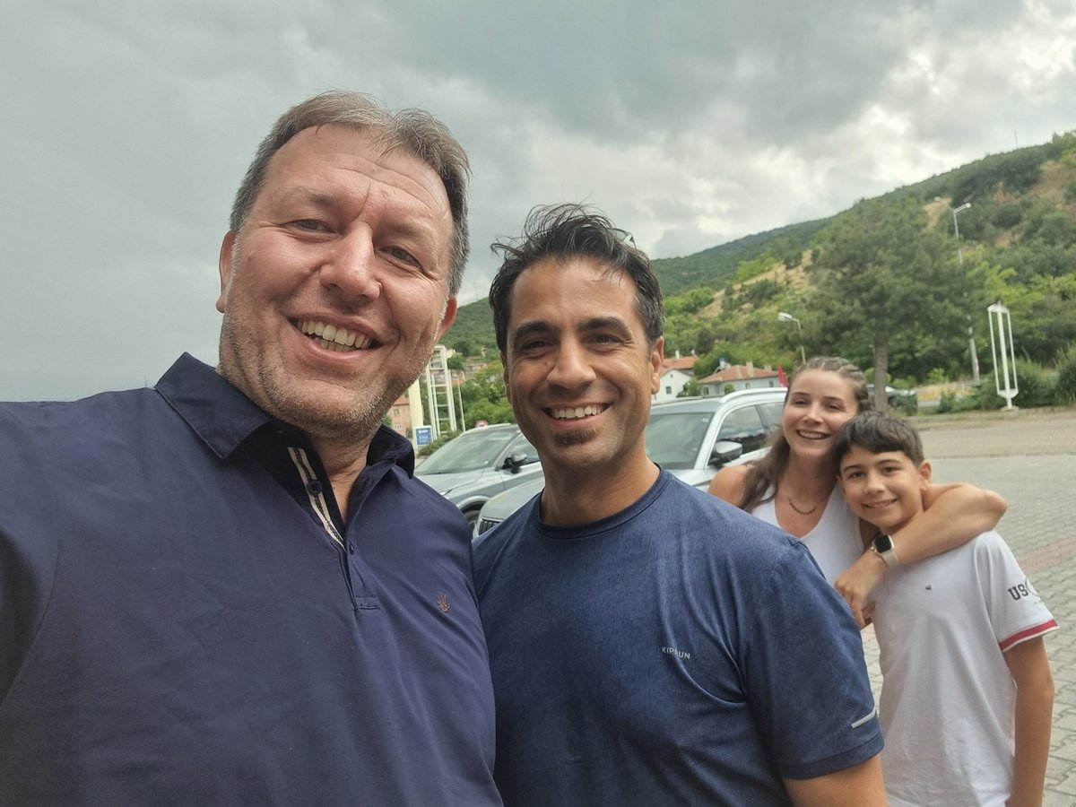 ryirci's tweet photo. Dünya küçük... KSU Eğitim fakültesinde birlikte göreve başladığımız, şimdi ise Manisa Celal Bayar Üniversitesi'nde çalışan Doç. Dr. Hasan Erkan Atalmiş hoca ve kıymetli ailesiyle Kütahya yolunda karşılaştık, özlem giderdik. Hayat şaşırtır bazen 😃 https://t.co/i3b7jlto6k