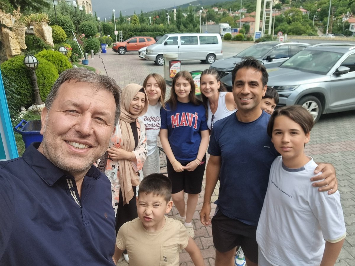 ryirci's tweet photo. Dünya küçük... KSU Eğitim fakültesinde birlikte göreve başladığımız, şimdi ise Manisa Celal Bayar Üniversitesi'nde çalışan Doç. Dr. Hasan Erkan Atalmiş hoca ve kıymetli ailesiyle Kütahya yolunda karşılaştık, özlem giderdik. Hayat şaşırtır bazen 😃 https://t.co/i3b7jlto6k