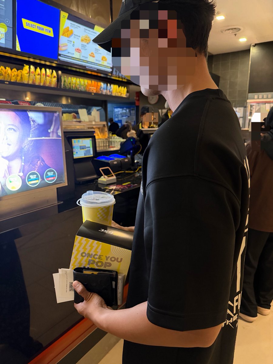 SushiiAngel69's tweet photo. oops movie date gone wrong. https://t.co/7mruQQzSsc