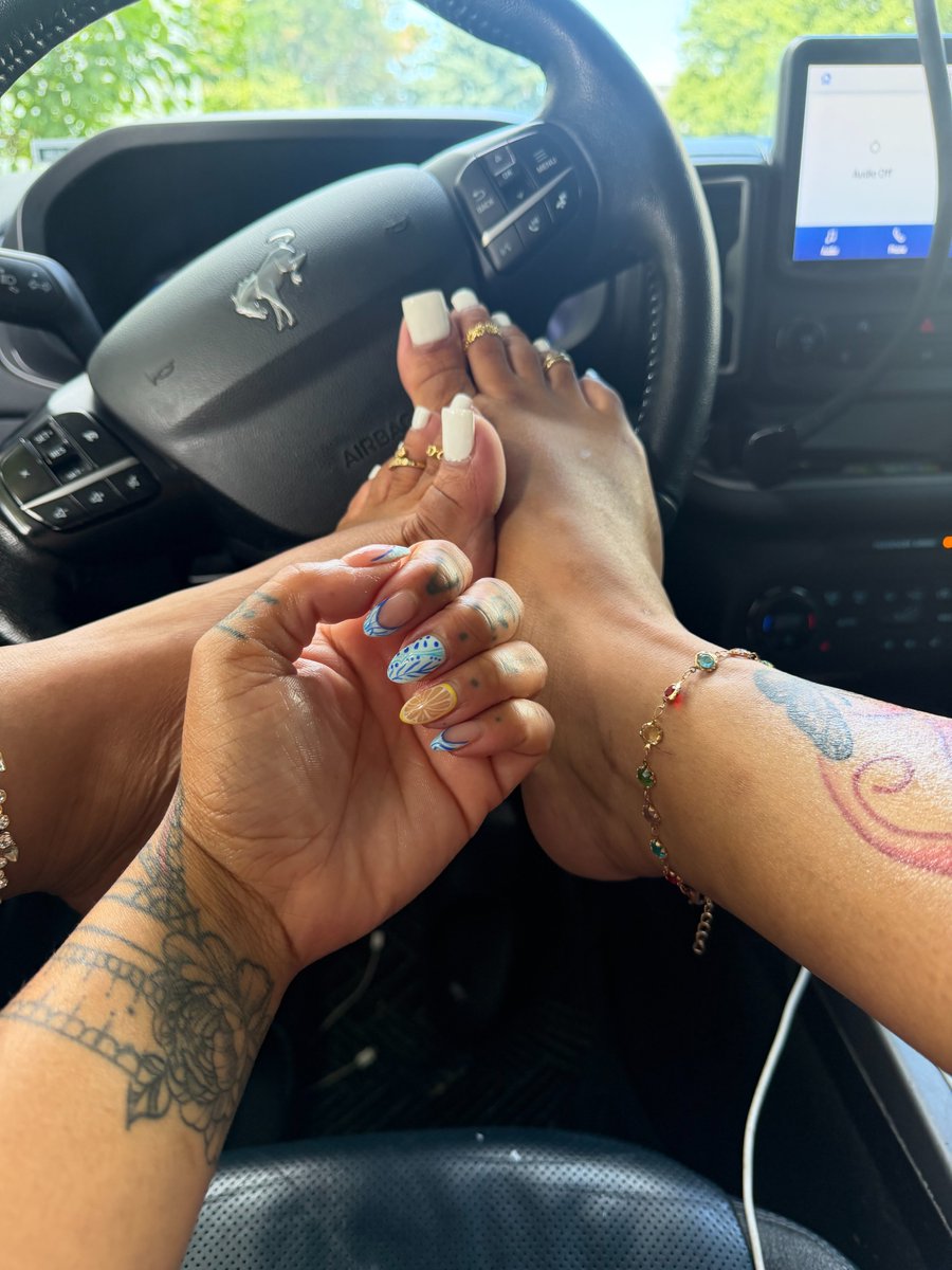 victoriaxff's tweet photo. Fresh polish makes me act up just a little bit👀 what do you think of this color on me? be honest 💅
#Toesday #pedicure https://t.co/K27dBCu7uf