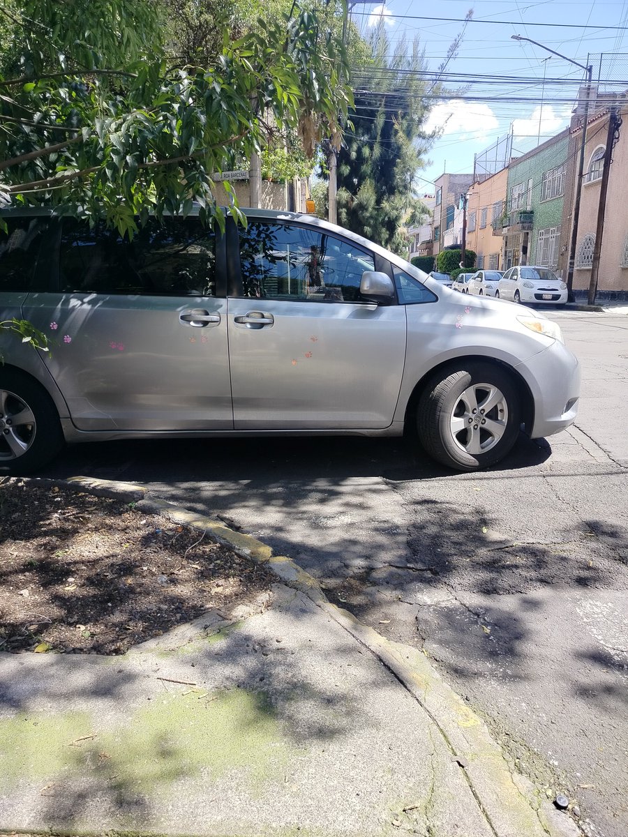 leti_avila's tweet photo. Se requiere presencia en la Colonia Vista Alegre, alcaldía cuauhtémoc, los visitantes al tianguis de kitty se estacionan como quieren. 
@OVIALCDMX @LaVistaAlegreMx @ColVistaAlegre @AlcCuauhtemocMx https://t.co/vyZqc8IASi