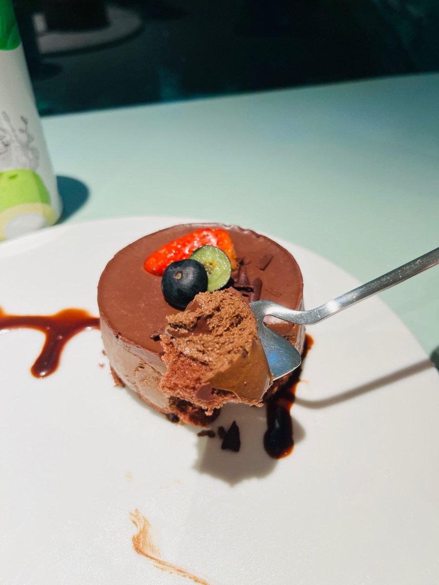 ester_limon's tweet photo. That first bite of warm chocolate lava cake = pure Friday night bliss ， https://t.co/HzmvceimAd